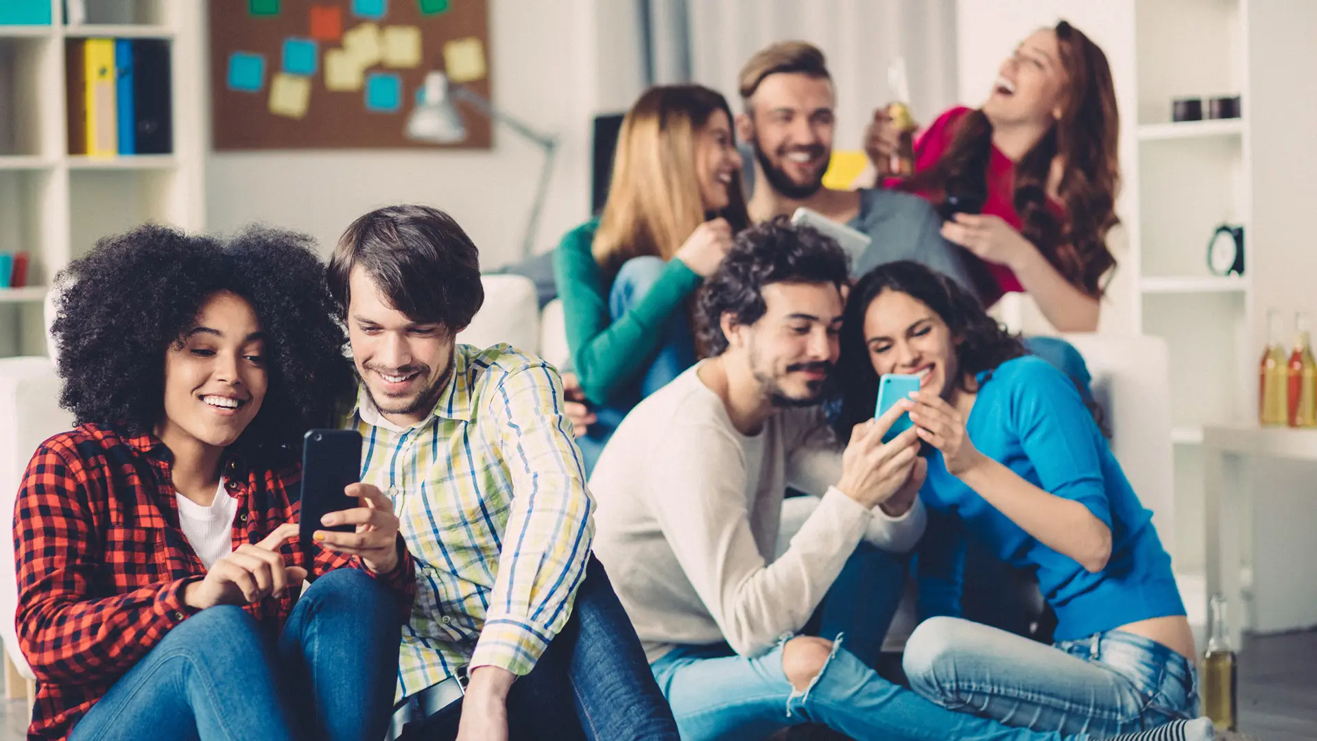 Personas con móviles simbolizan pack líneas móviles