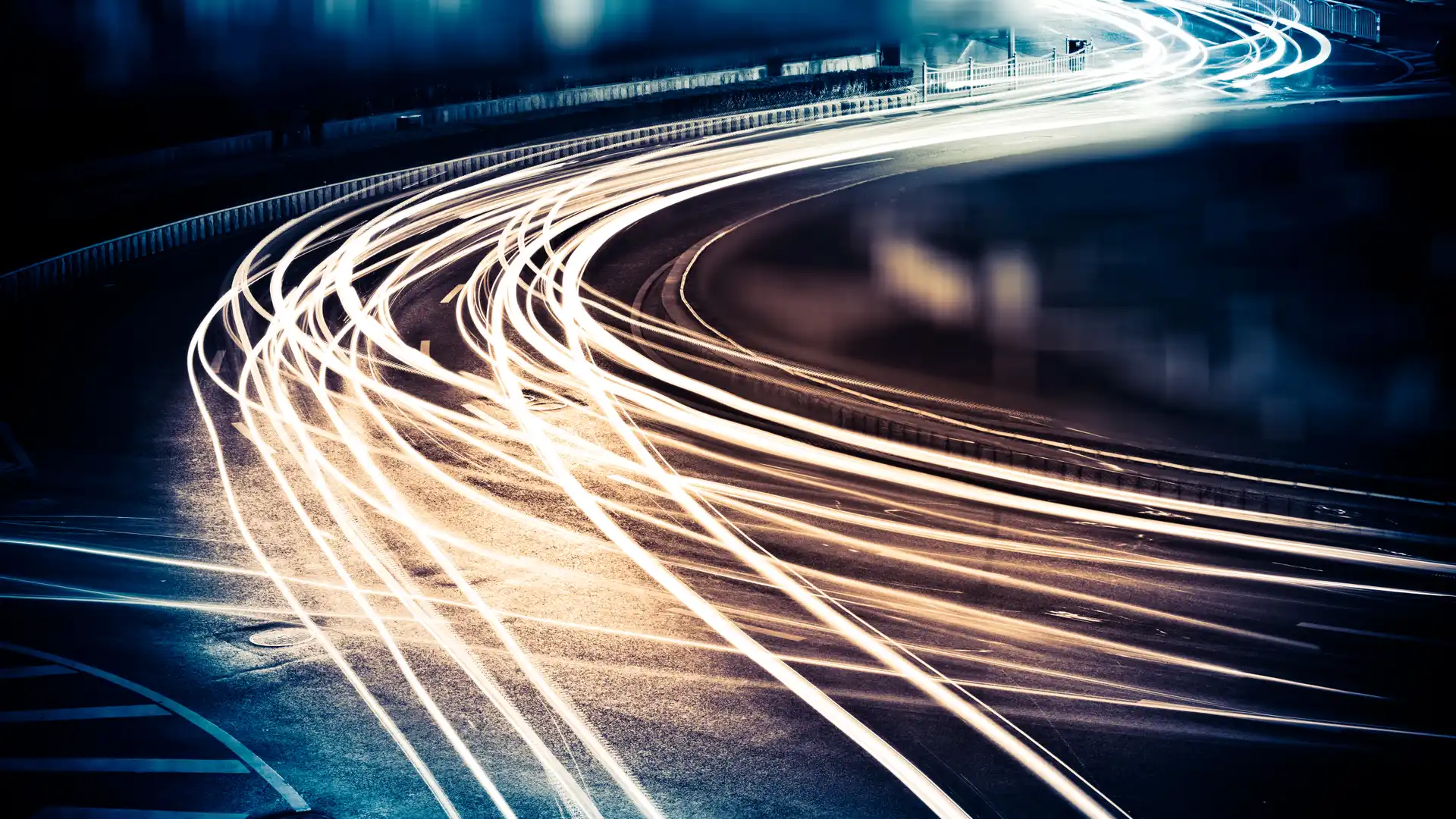 Estelas de luces en carretera simboliza la fibra vs 4g Estelas de luces en carretera simboliza la fibra vs 4g