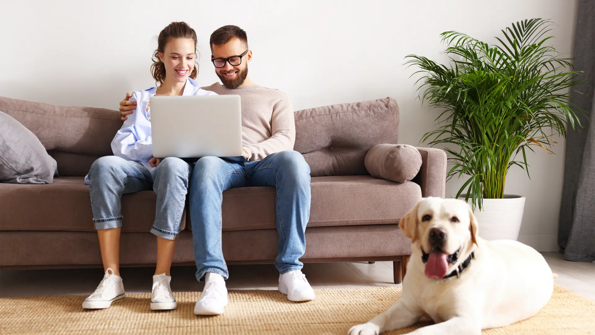 Pareja con portátil en casa simbolizan internet casa Pareja con portátil en casa simbolizan internet casa