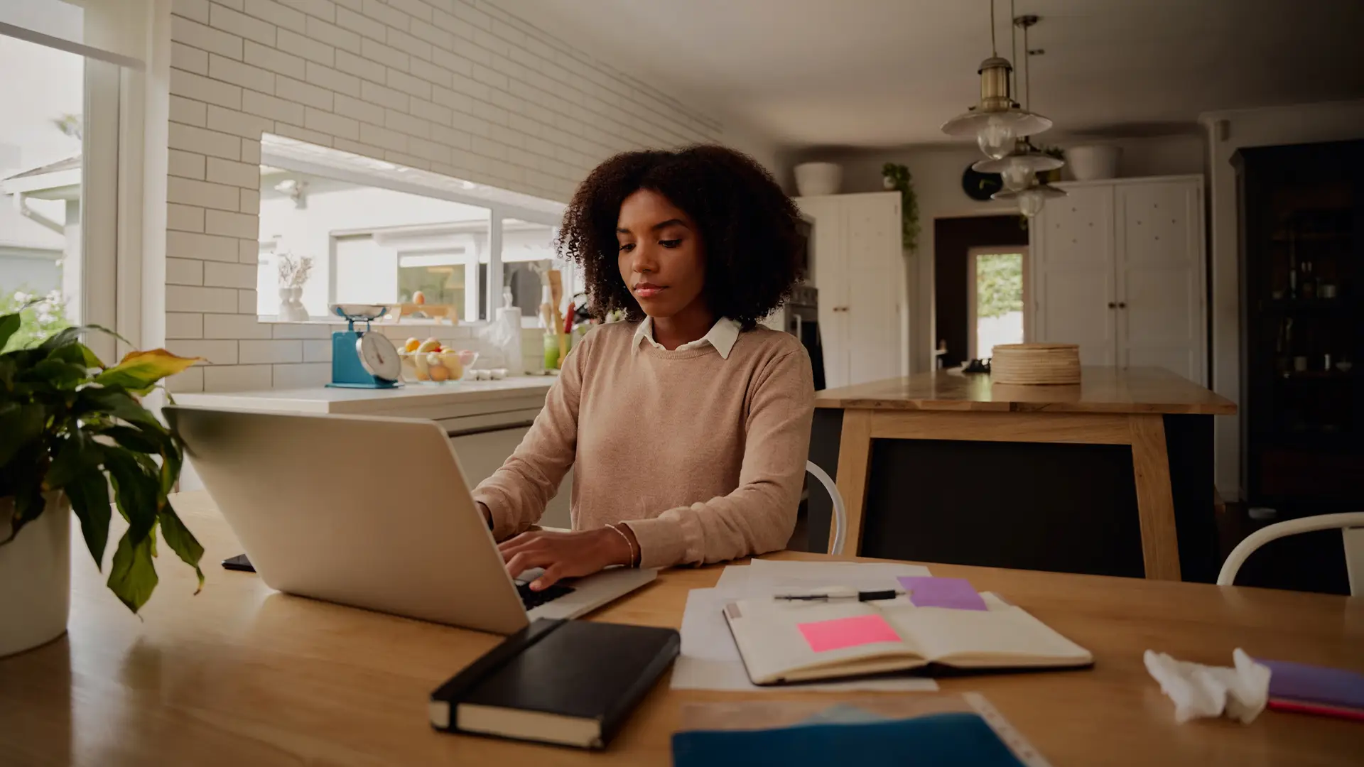 Mujer trabajando de vacaciones con internet para segunda vivienda Mujer trabajando de vacaciones con internet para segunda vivienda