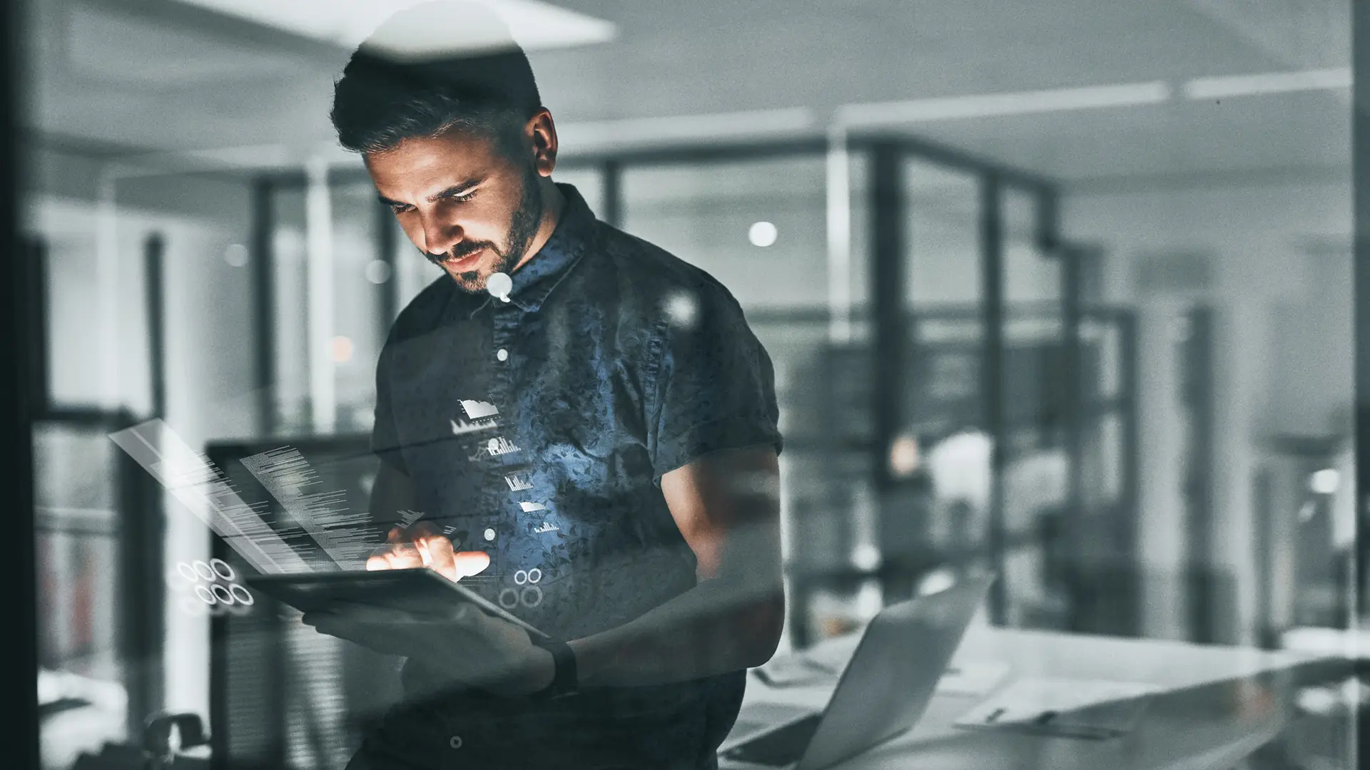 Persona con tablet simboliza ip fija Persona con tablet simboliza ip fija