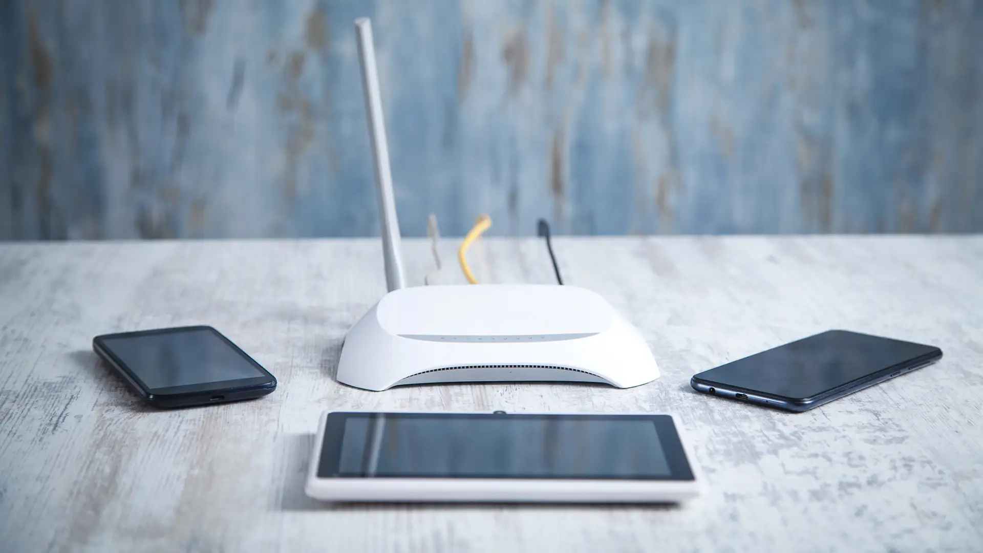 Router rodeado de aparatos electrónicos simboliza router como repetidor Router rodeado de aparatos electrónicos simboliza router como repetidor