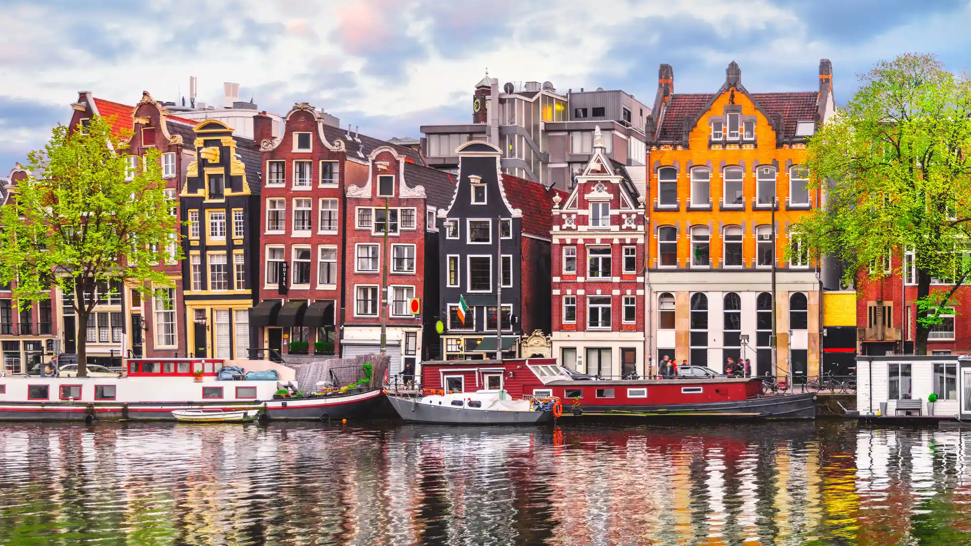 Casas típicas holandesas sobre los canales del rio en Ámsterdam para representar las tarifas interncaionales de internet allí Casas típicas holandesas sobre los canales del rio en Ámsterdam para representar las tarifas interncaionales de internet allí