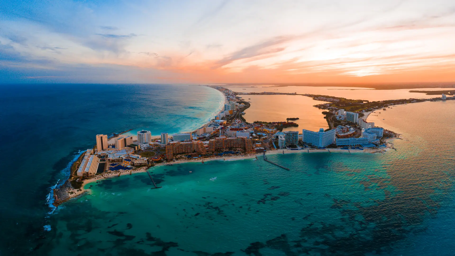 Vista aerea de un atadecer en Cancún que representa las tarifas de internet internacionales en esa localidad