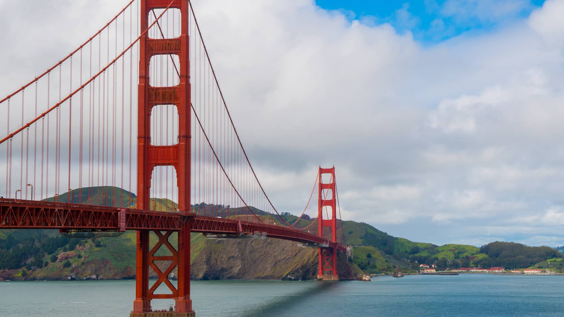 Puente de Golden Gate en San Francisco para representar las tarifas internacionales de internet en EEUU 