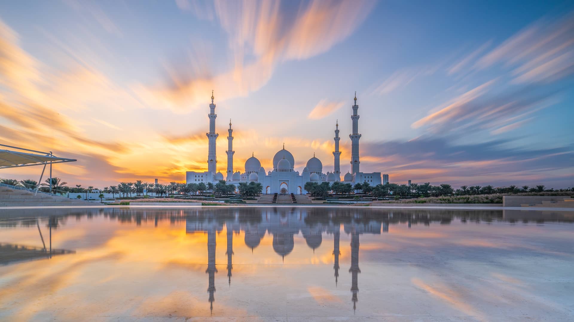 Atardecer en una mezquita de Abu Dhabi para representar las tarifas internacionales de internet en Emiratos Arabes