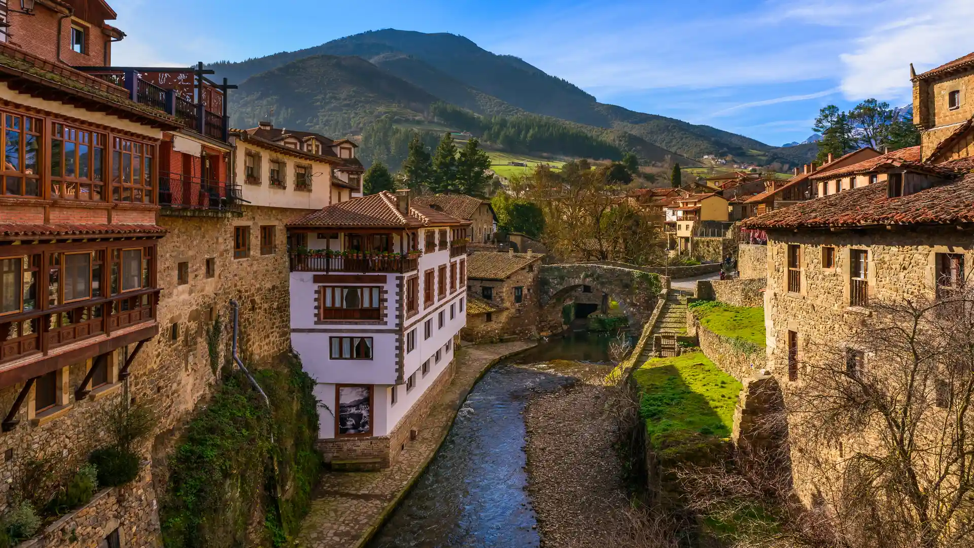 Pueblo de Potes en el norte de la península para representar las tarifas internacionales de internet en España