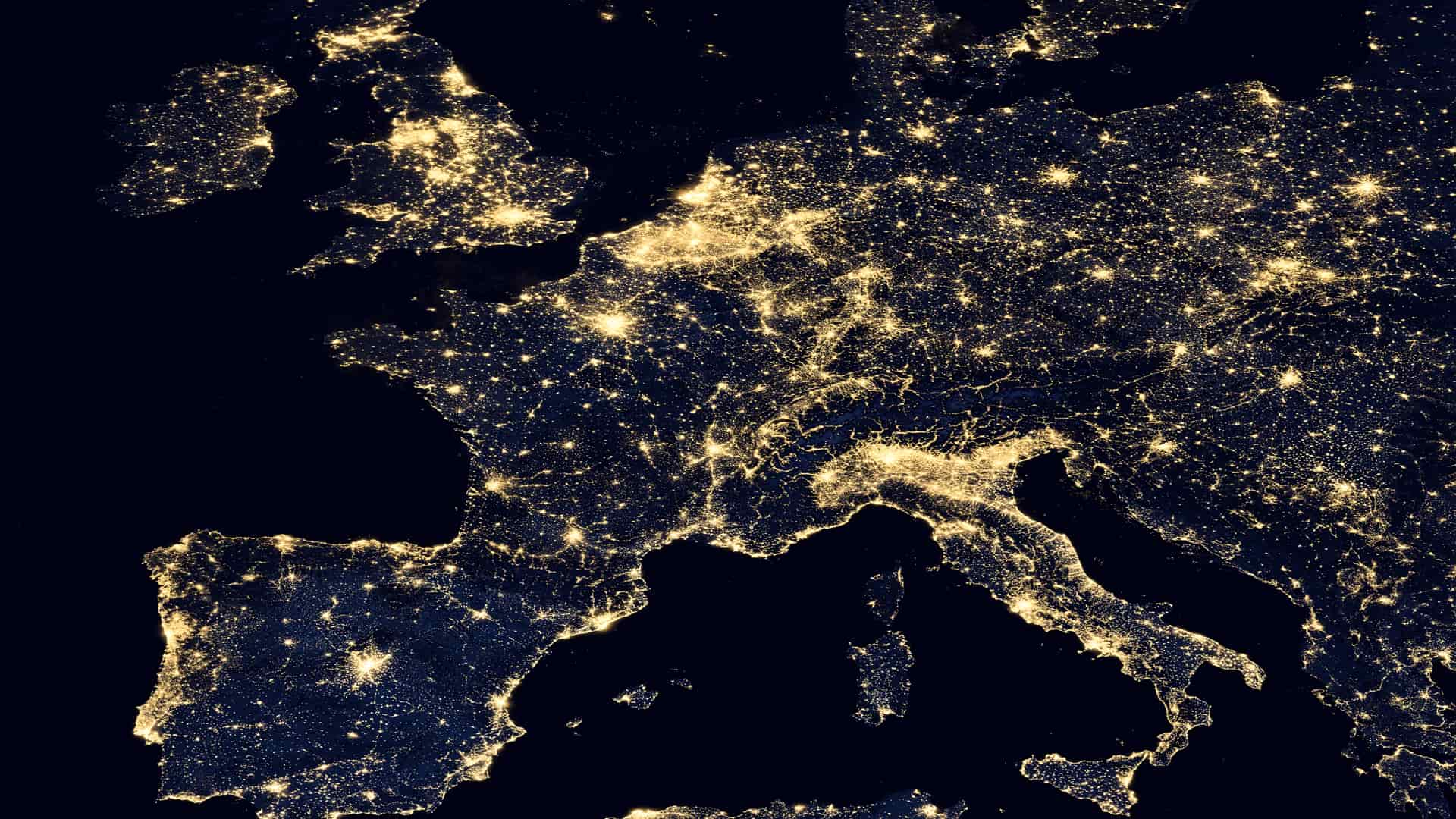 Europa en vista erea nocturna para representar las tarifas internacionales de internet