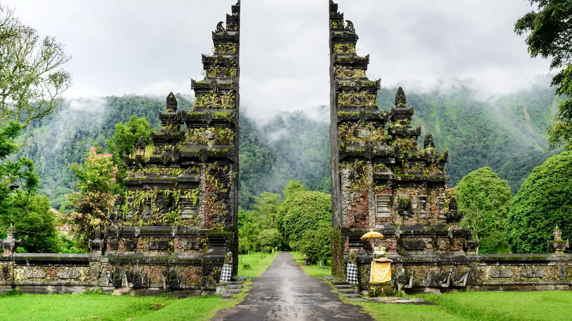 Montañas entre la nieba de la naturaleza en Bali para representar las tarifas internacionales de internet en Indonesia Montañas entre la nieba de la naturaleza en Bali para representar las tarifas internacionales de internet en Indonesia