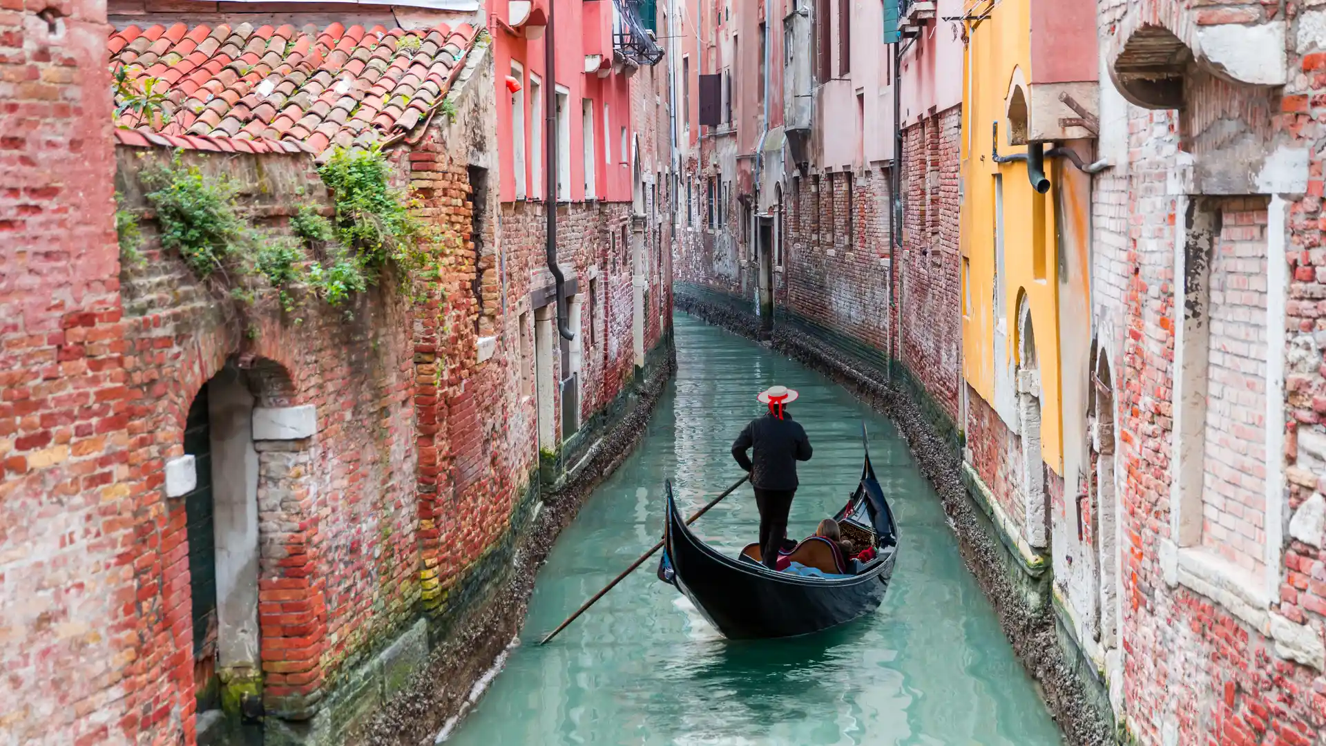 Canales de la ciudad de Venecia para representar las tarifas internacionales de internet en Italia