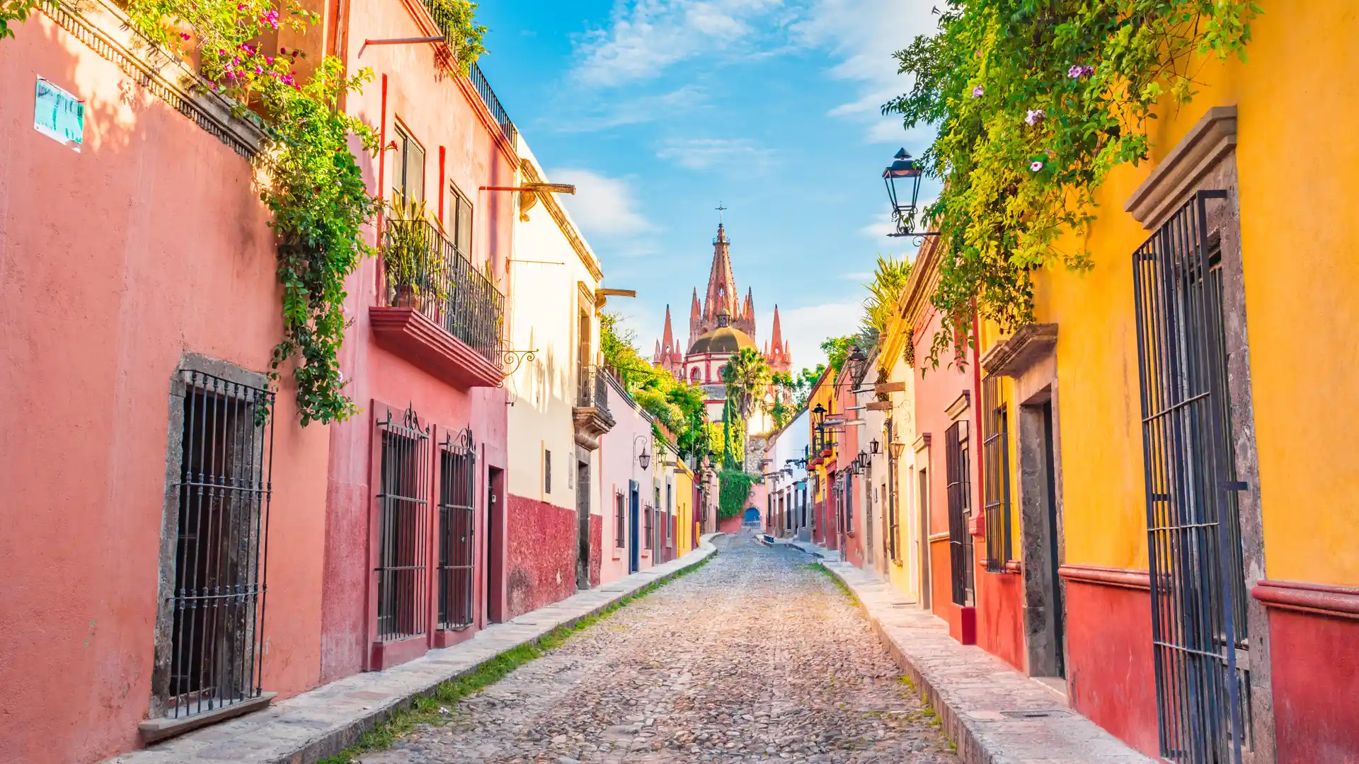 Calles coloniales de una ciudad de México que representan las tarifas internacionales de intermet para ese país Calles coloniales de una ciudad de México que representan las tarifas internacionales de intermet para ese país