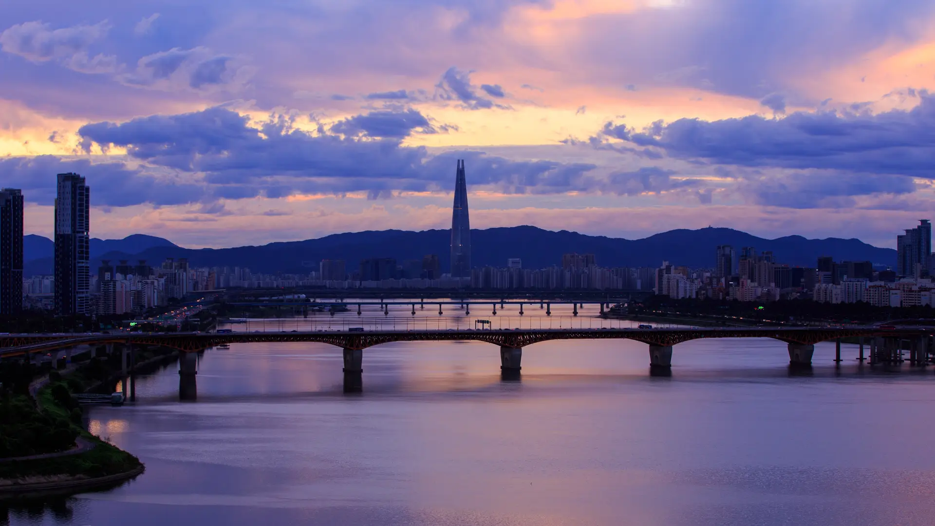 Atardecer en un puente de la ciudad de Seul que reprsenta las tarufas de internet internacionales allí Atardecer en un puente de la ciudad de Seul que reprsenta las tarufas de internet internacionales allí