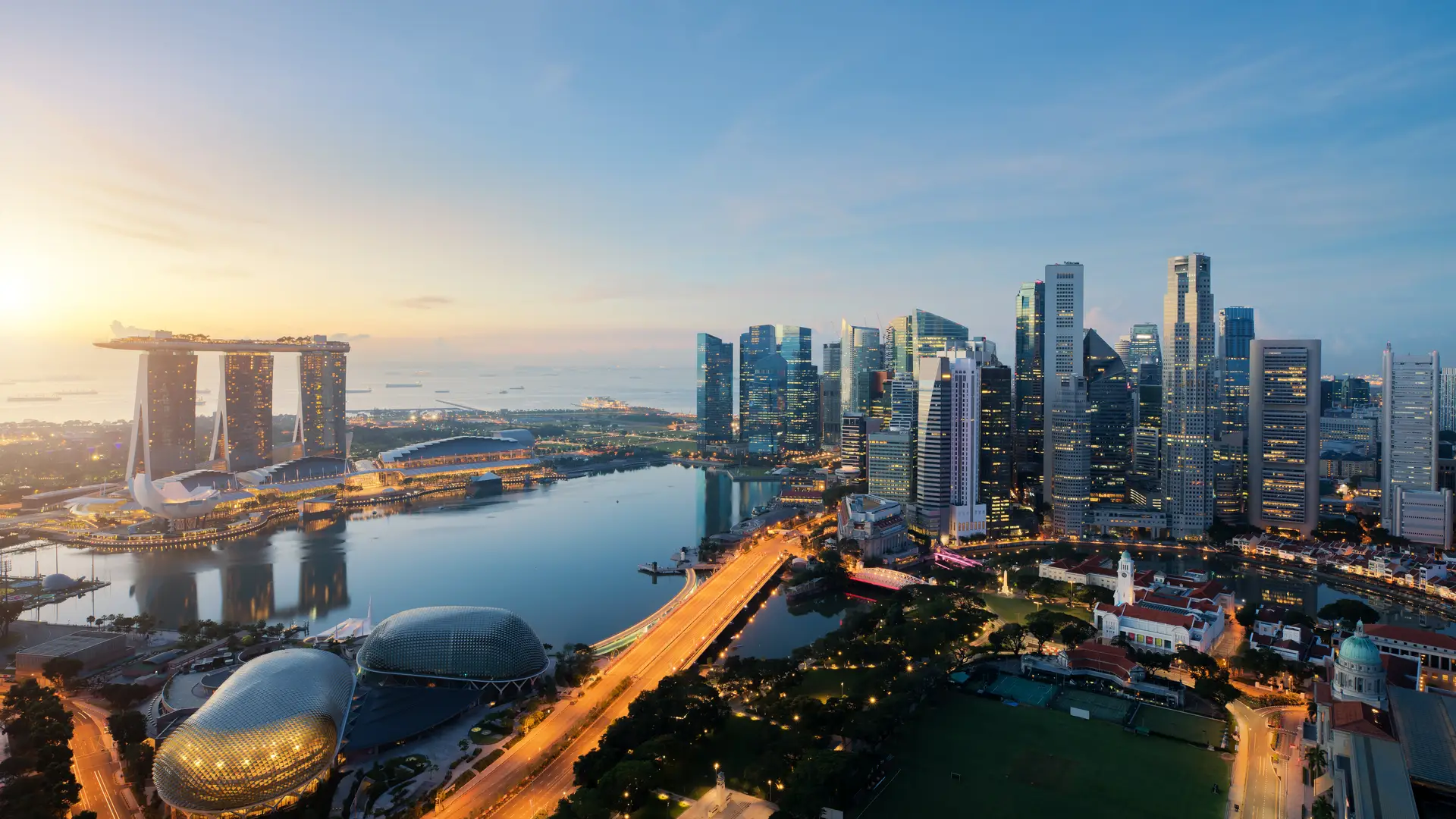 Vista aerea de Singapur para representar las tarifas internacionales de internet en ese país