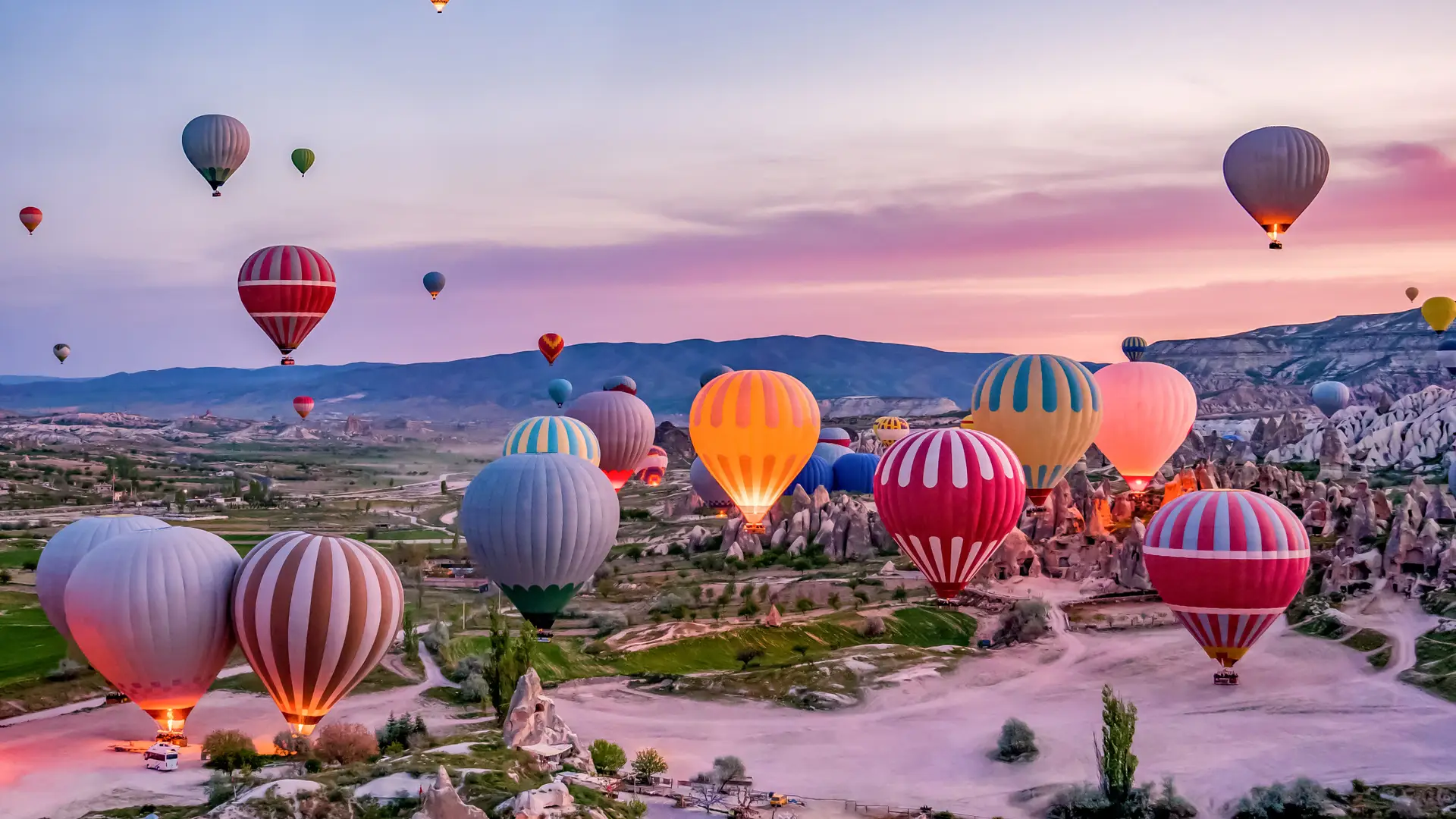 Globos en la ciudad de Cappadocia para representar las tarifas internacionales de internet en Turquía Globos en la ciudad de Cappadocia para representar las tarifas internacionales de internet en Turquía