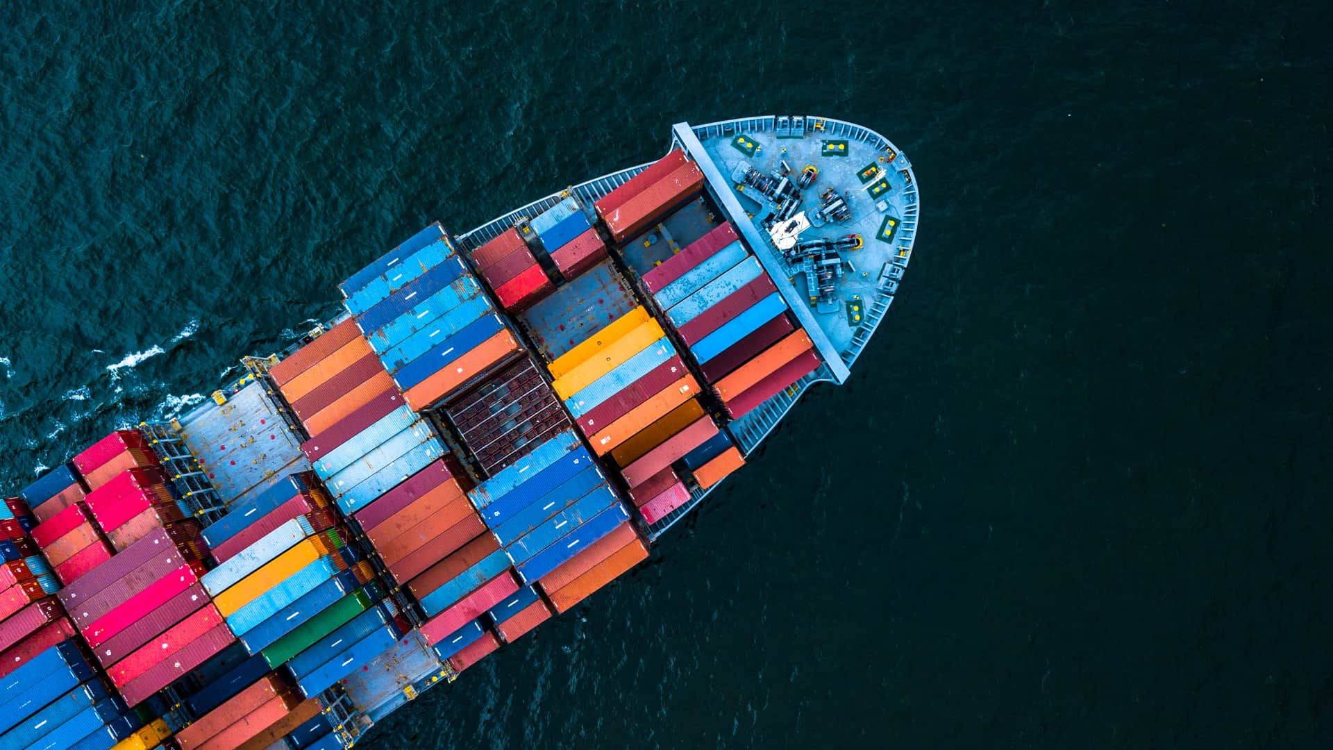 Un barco de mercancías internacionlaes para representar ñas tarifas internacionales de las compaías telefónicas