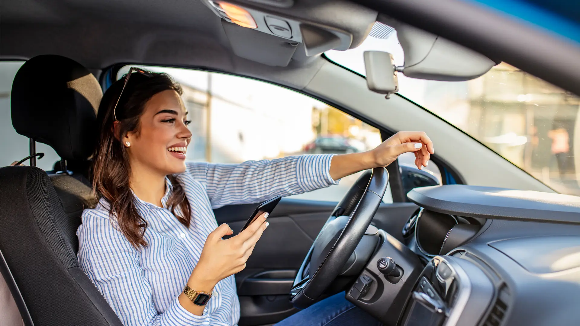 Joven conectando su móvil a su android auto de su vehículo