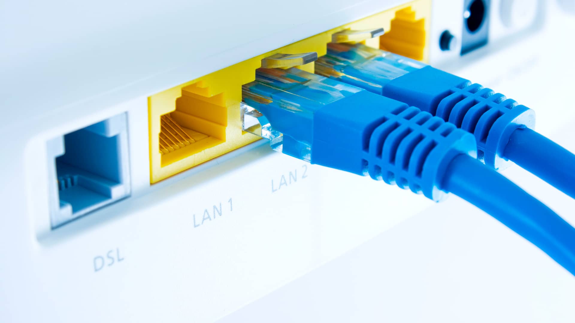 Cable conectado a router simboliza conexión ethernet