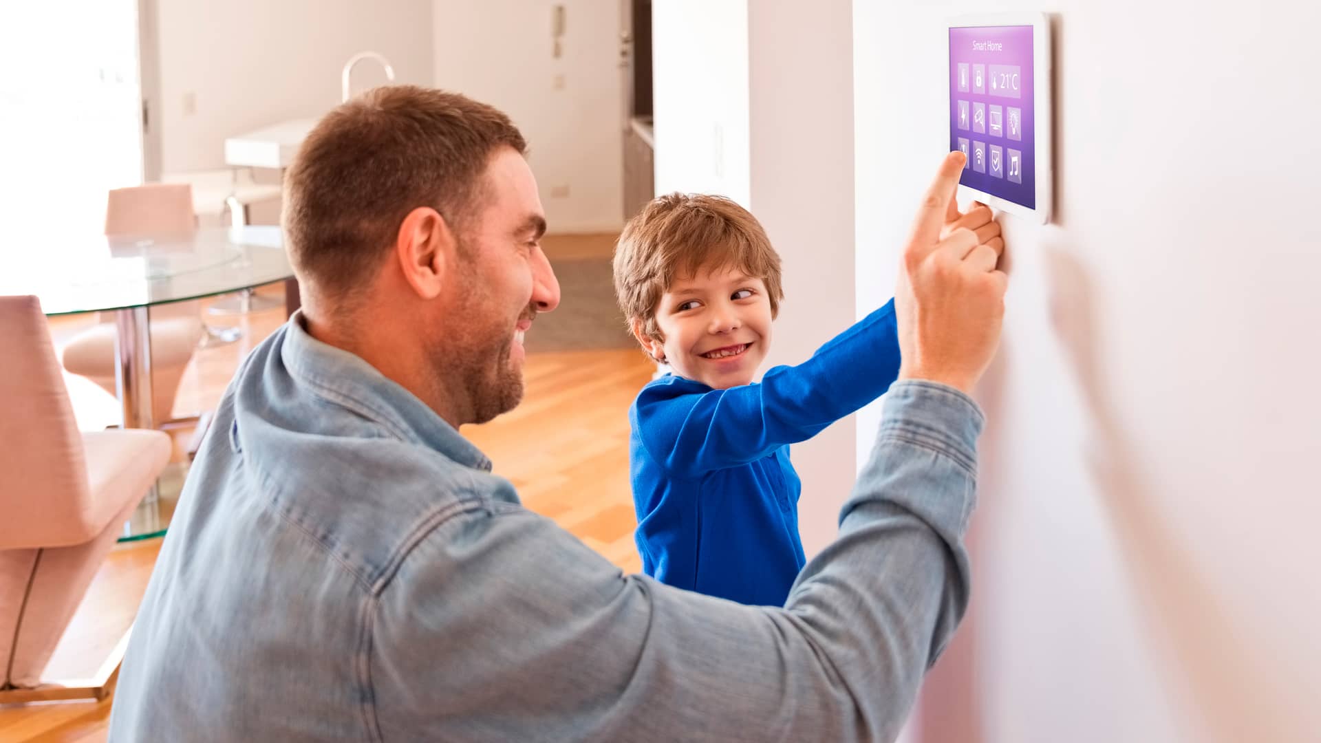 Padre con hijo controlando dispositivos inteligentes de domótica