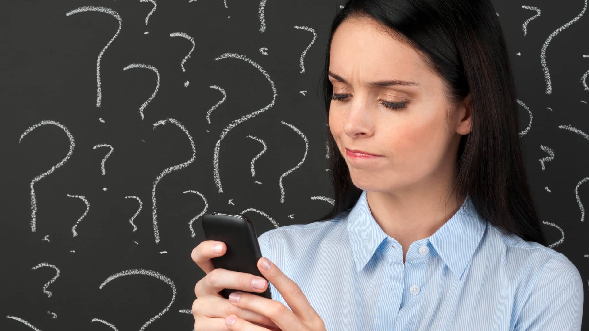 Mujer con móvil resolviendo las dudas de como evitar consumo datos app
