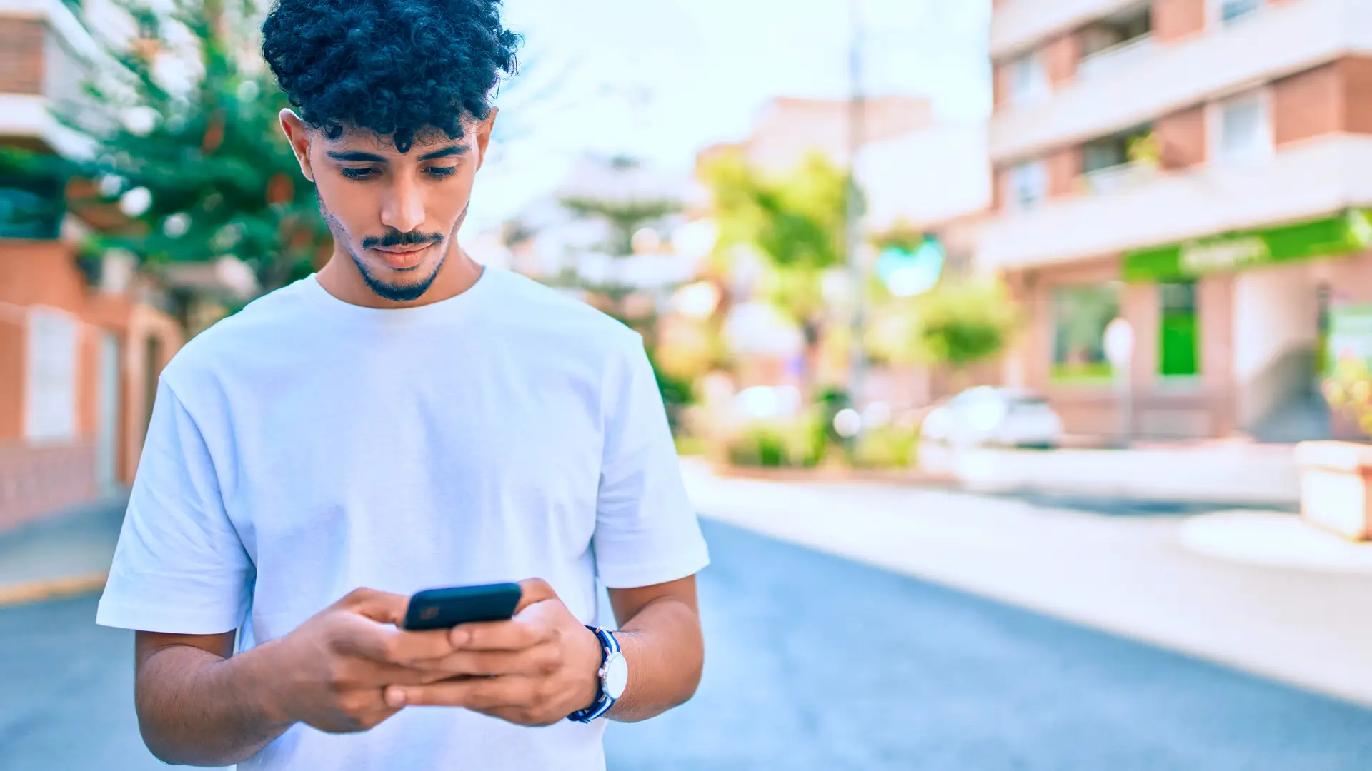 Joven con smartphone con pantalla rota pensativa porque tendría que haber contratado el seguro móvil Joven con smartphone con pantalla rota pensativa porque tendría que haber contratado el seguro móvil