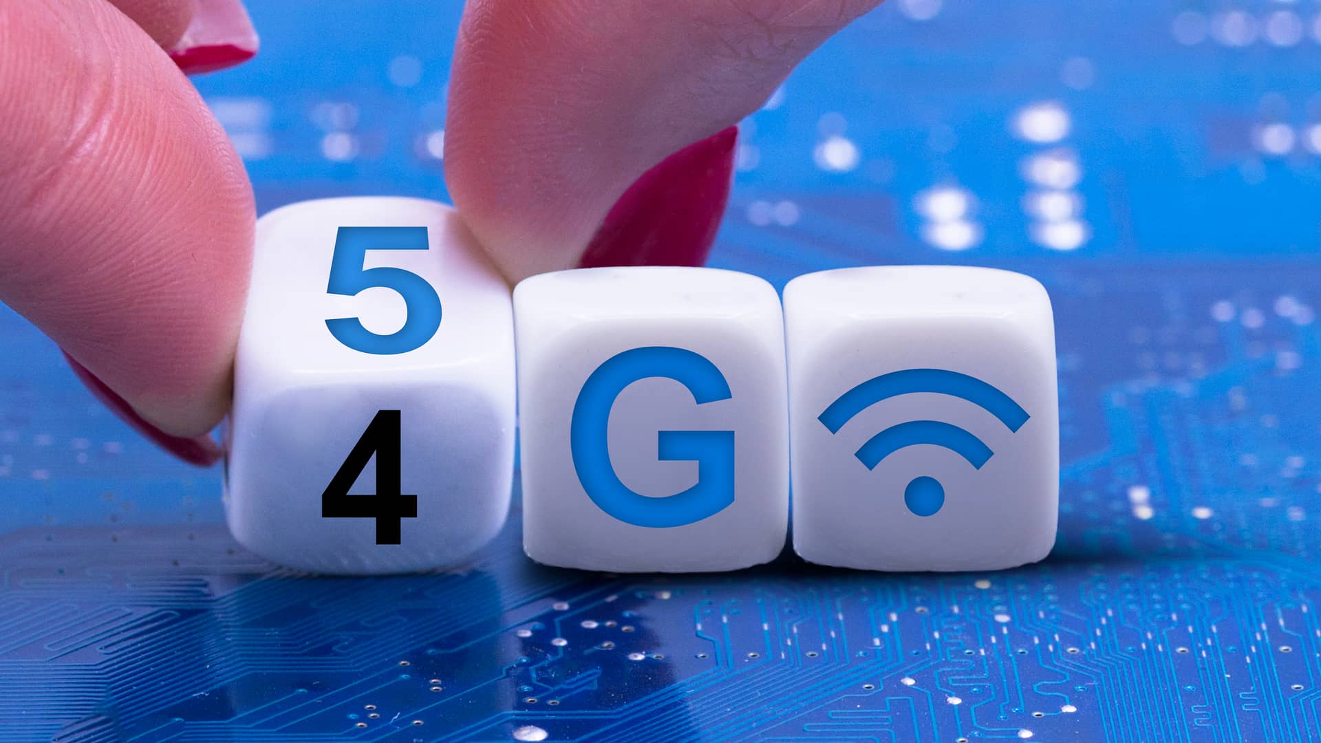 Manos de mujer sujetando círculos con los números 4, 5 y la letra G para hablar sobre las diferencias entre 4G y 5G