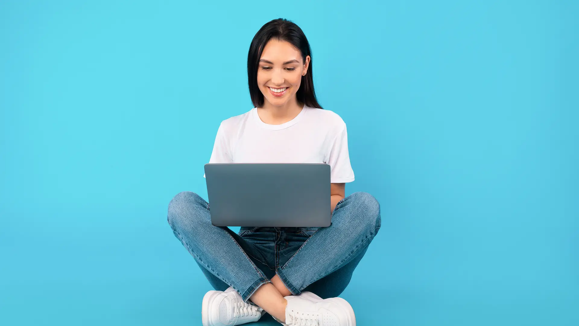 Chica sentada con portátil simboliza alternativa movistar fusión Chica sentada con portátil simboliza alternativa movistar fusión