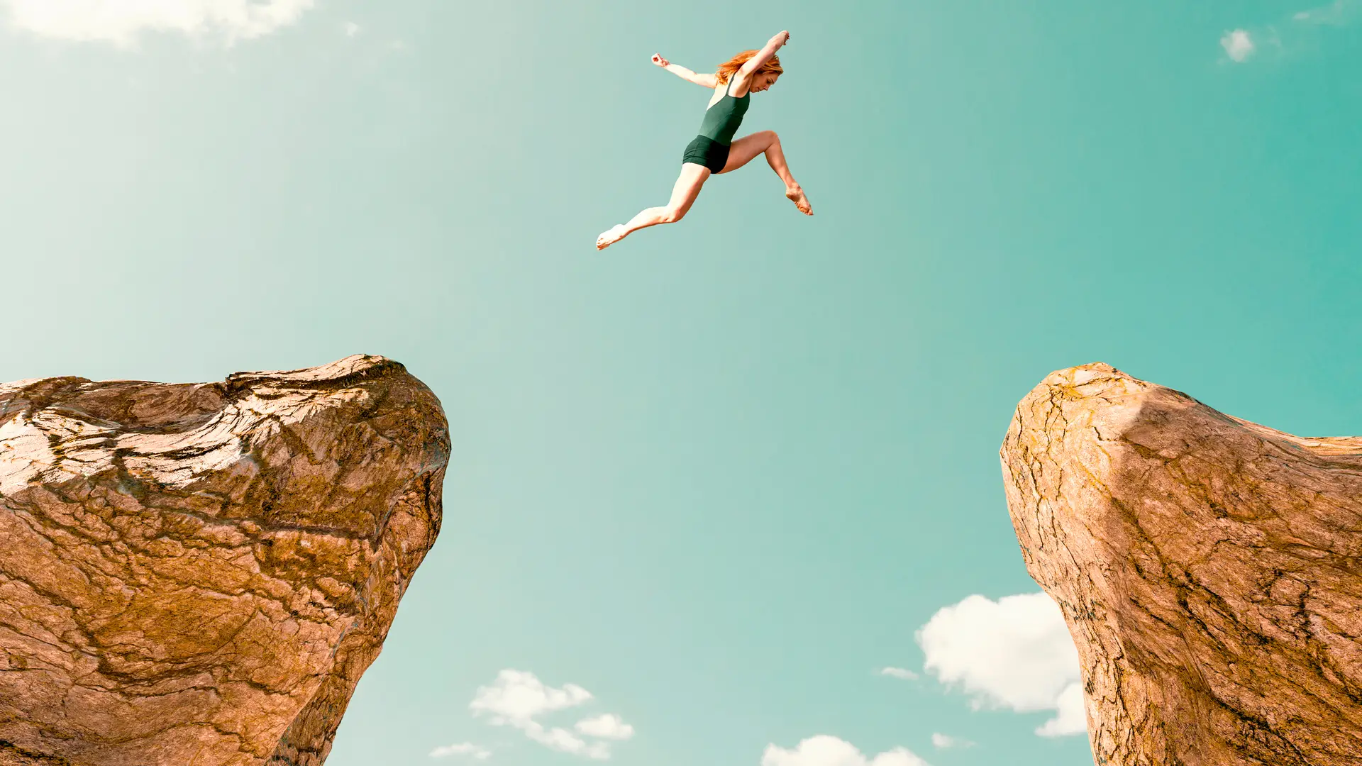 Mujer saltando de una piedra a otra simboliza cambiar autónomo a particular