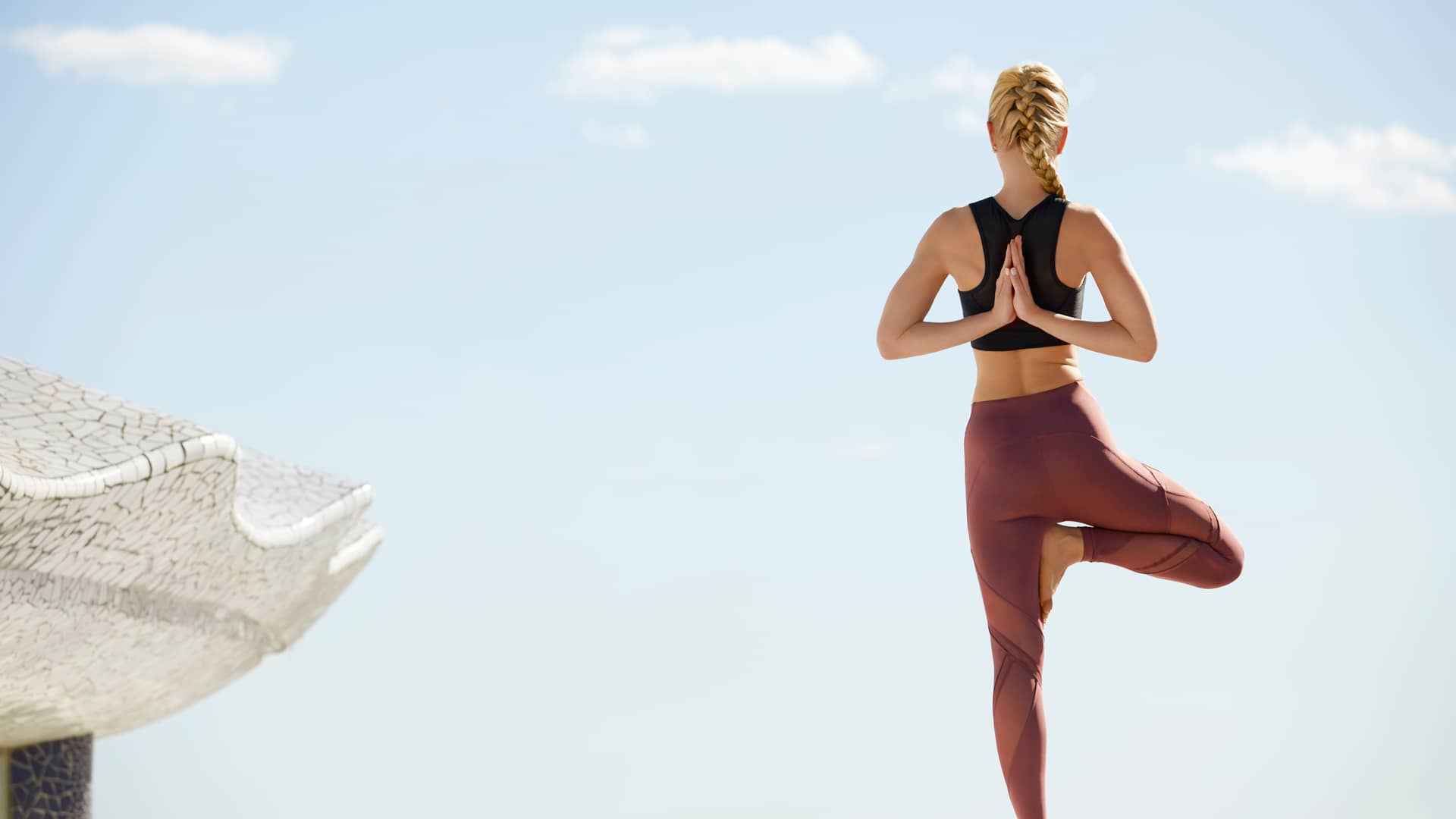 Mujer practicando yoga totalmente relajada después de cancelar portabilidad