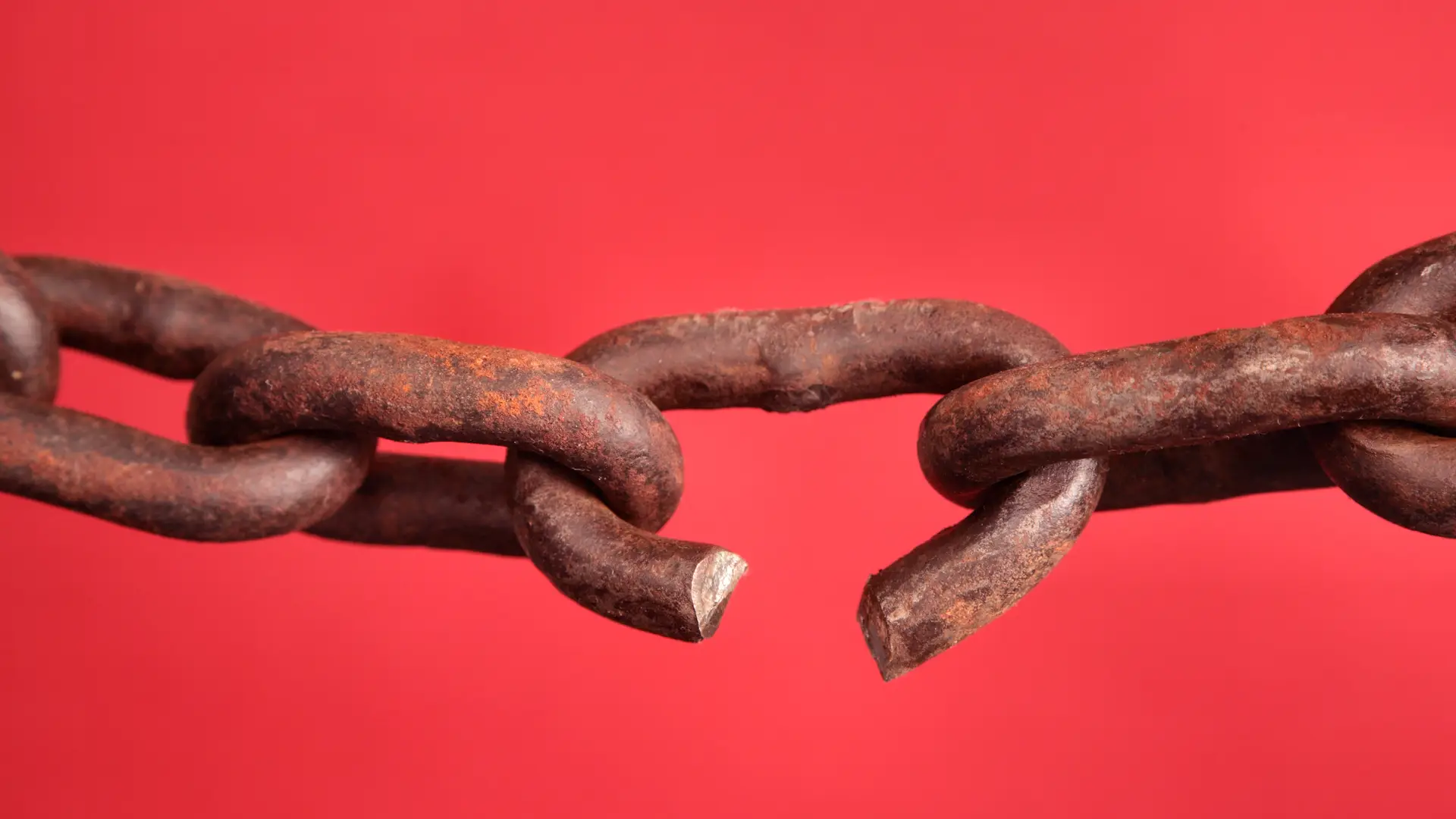 Cadenas rotas simboliza como romper permanencia Cadenas rotas simboliza como romper permanencia
