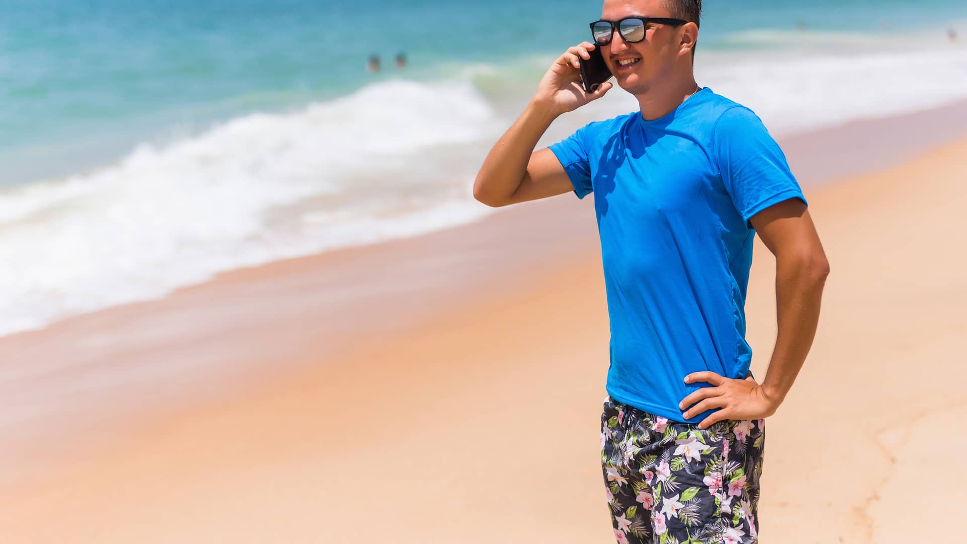 Hombre de vacaciones recibiendo llamada a su domicilio gracias a desviar llamadas fijo a móvil