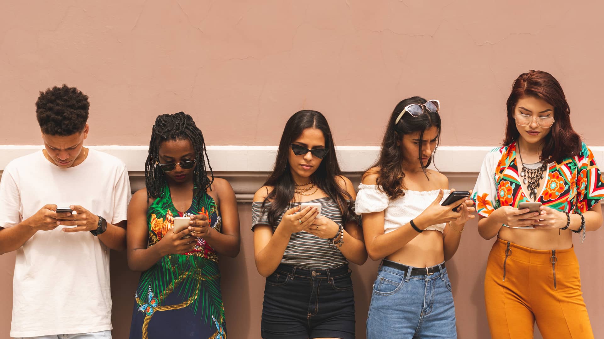 Jovenes usando sus teléfonos móviles simbolizan internet móvil ilimitado