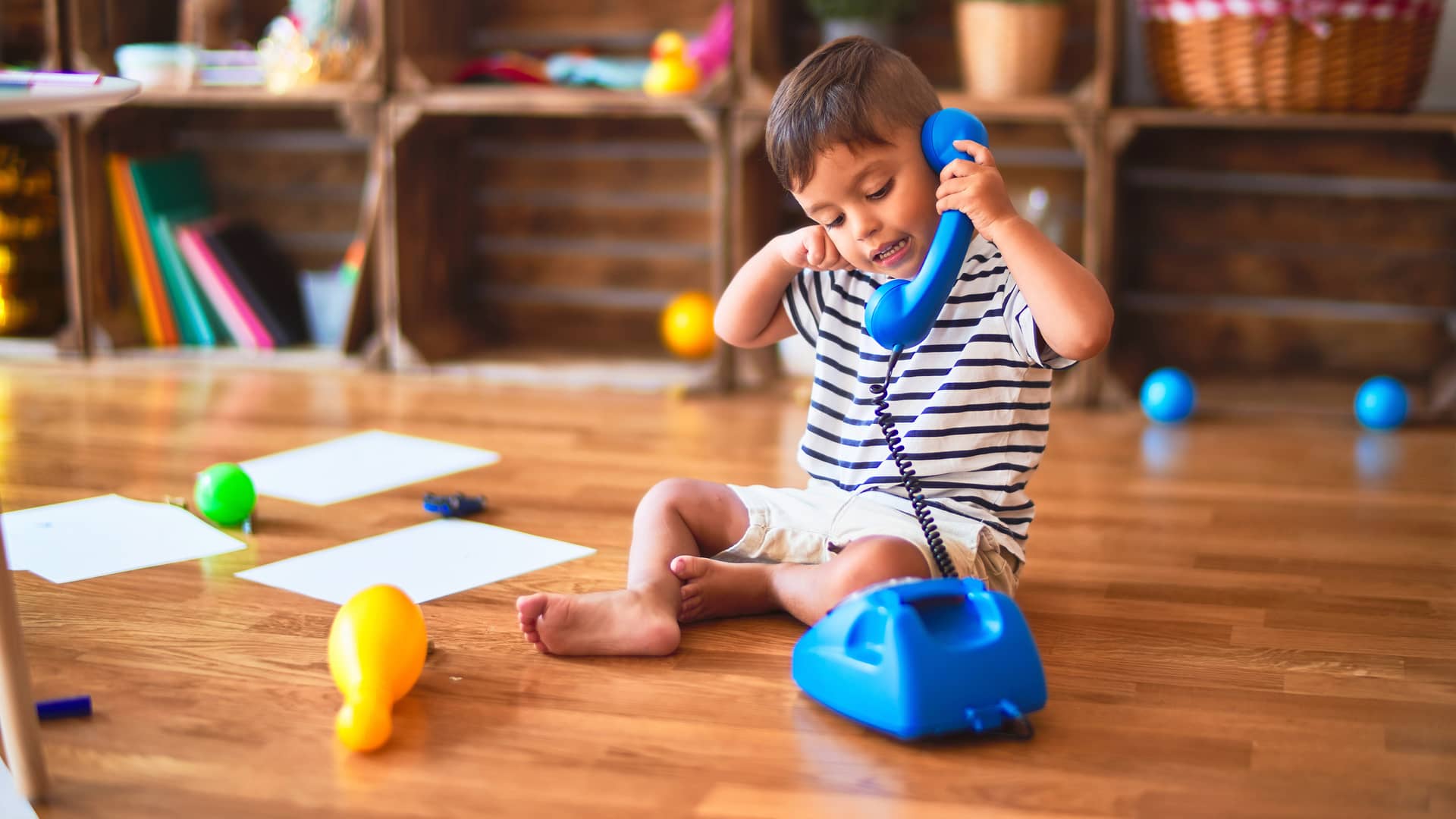 Niño simulando hacer una llamada a sus padres simboliza llamada cobro revertido