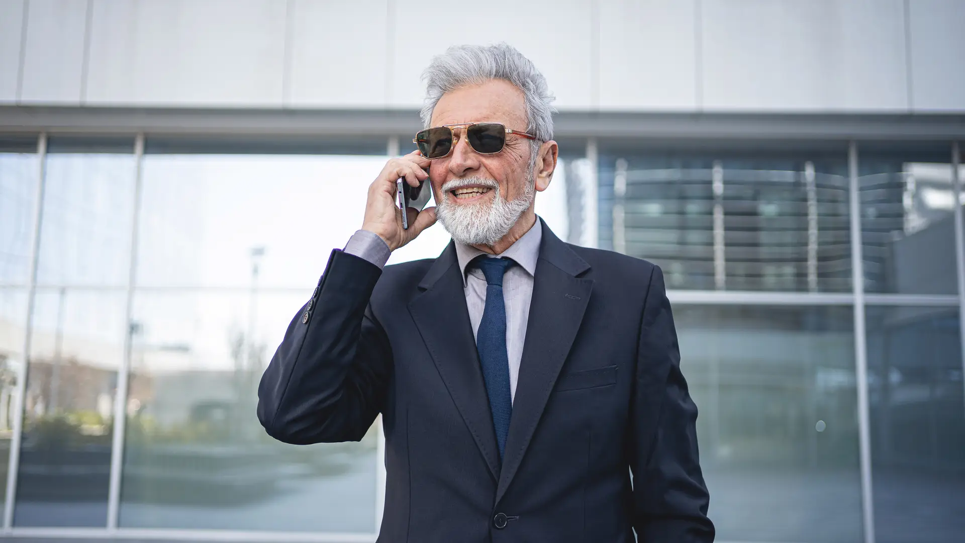 Hombre charlando por teléfono representa llamadas ilimitadas sín datos
