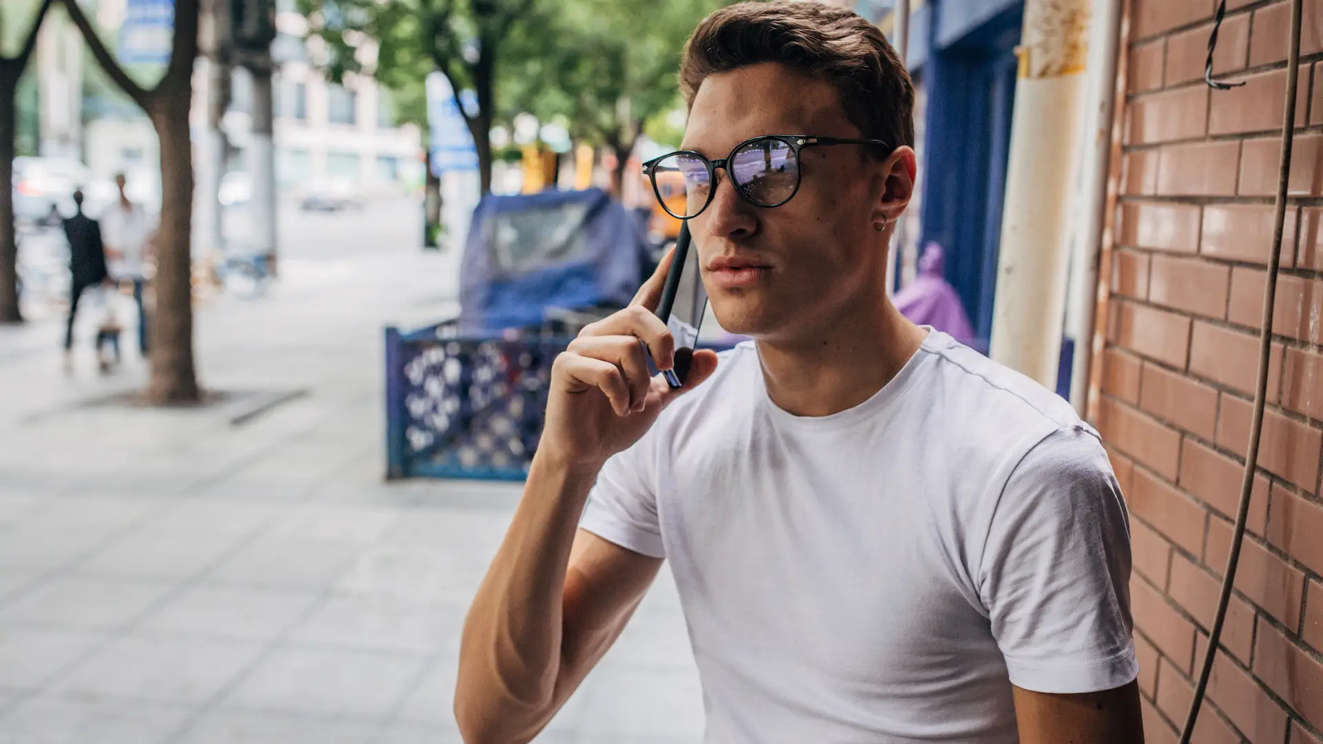 Joven realizando llamada telefónica por voip Joven realizando llamada telefónica por voip