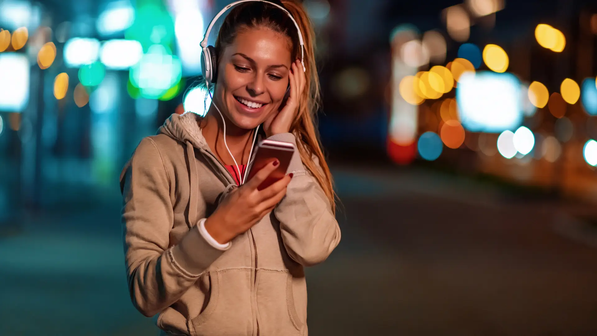 Mujer practicando deporte mientras escucha música con su teléfono gracias a la mejor tarifa