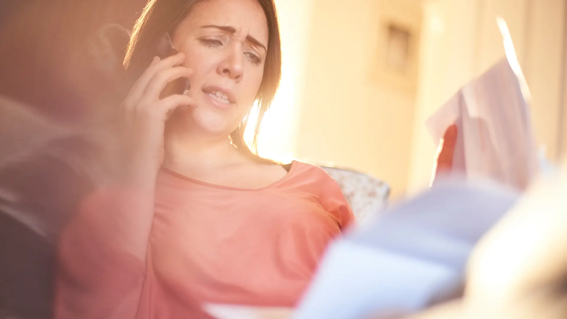 Mujer hablando por teléfono reclamando una factura Mujer hablando por teléfono reclamando una factura