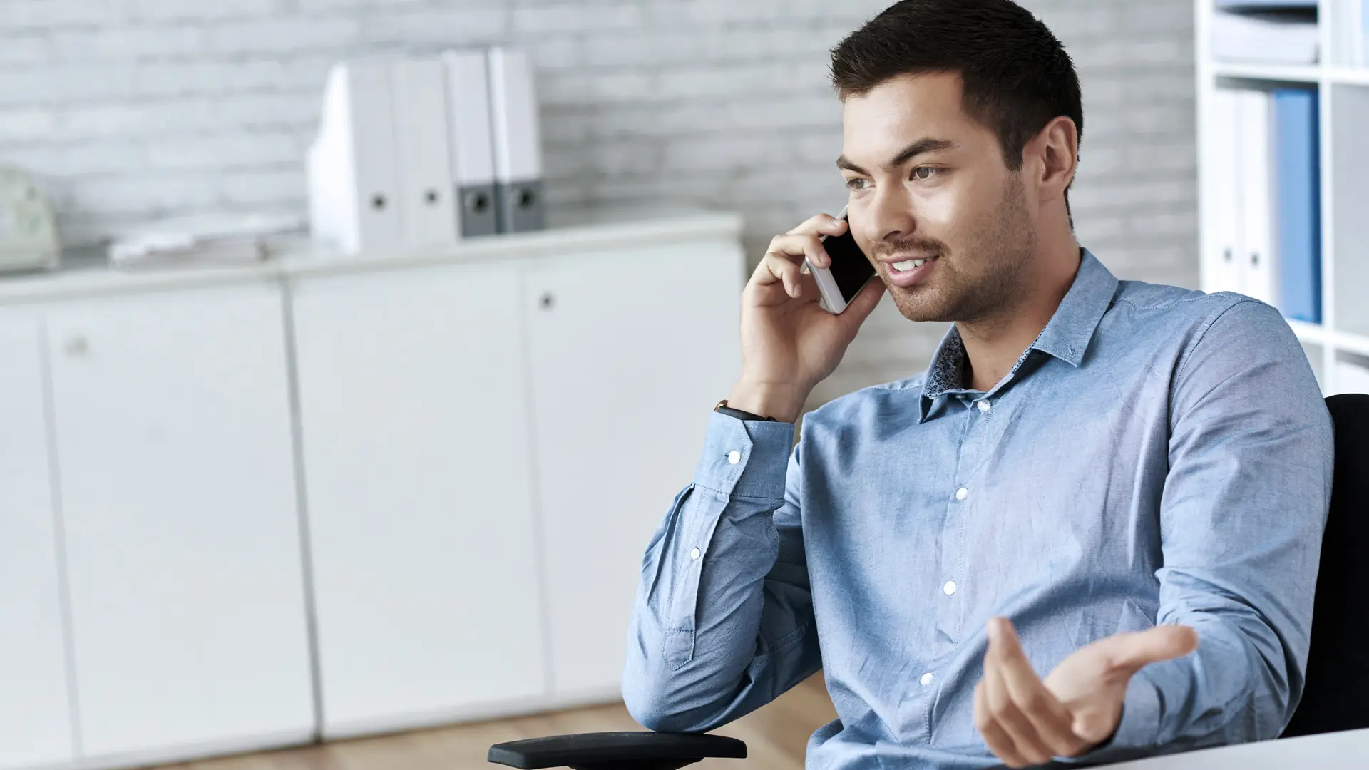 Persona hablando por teléfono simboliza tarifas ilimitadas prepago Persona hablando por teléfono simboliza tarifas ilimitadas prepago