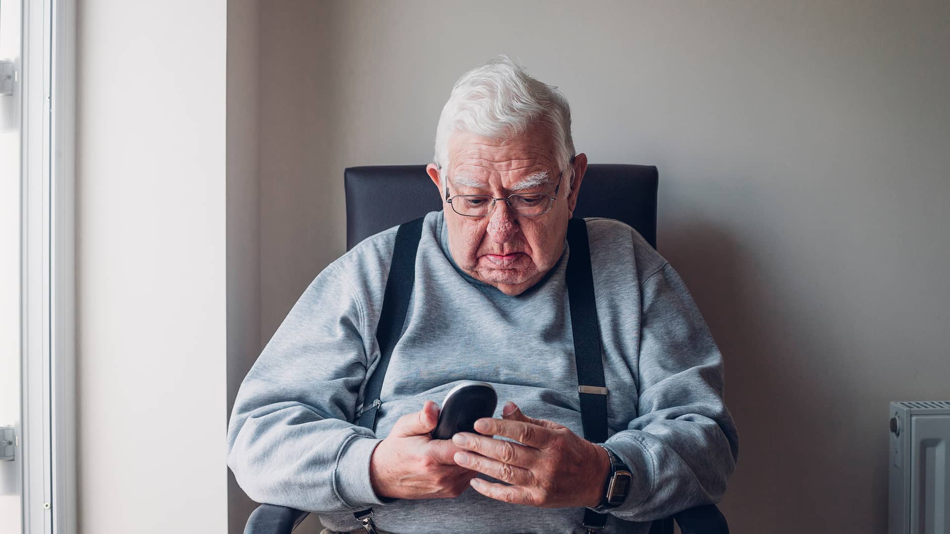 Hombre mayor con teléfono fijo representa fijo mayores
