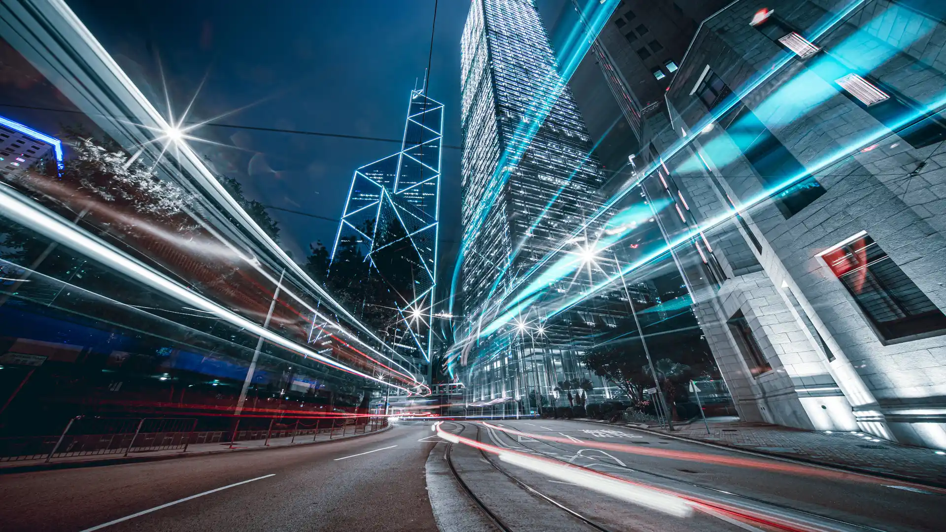 Estelas de luces en ciudad simbolizan la velocidad del 4g Estelas de luces en ciudad simbolizan la velocidad del 4g