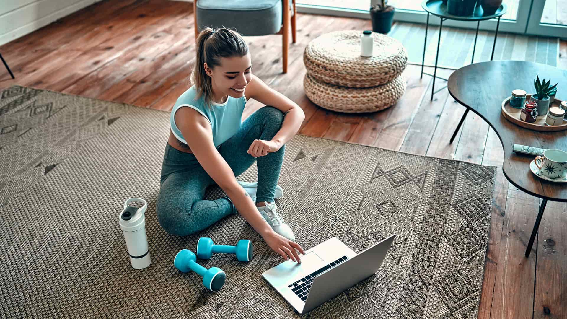 mujer en el salon de su casa a punto de entrenar de forma online gracias a las nuevas tarifas de internet de cablemovil