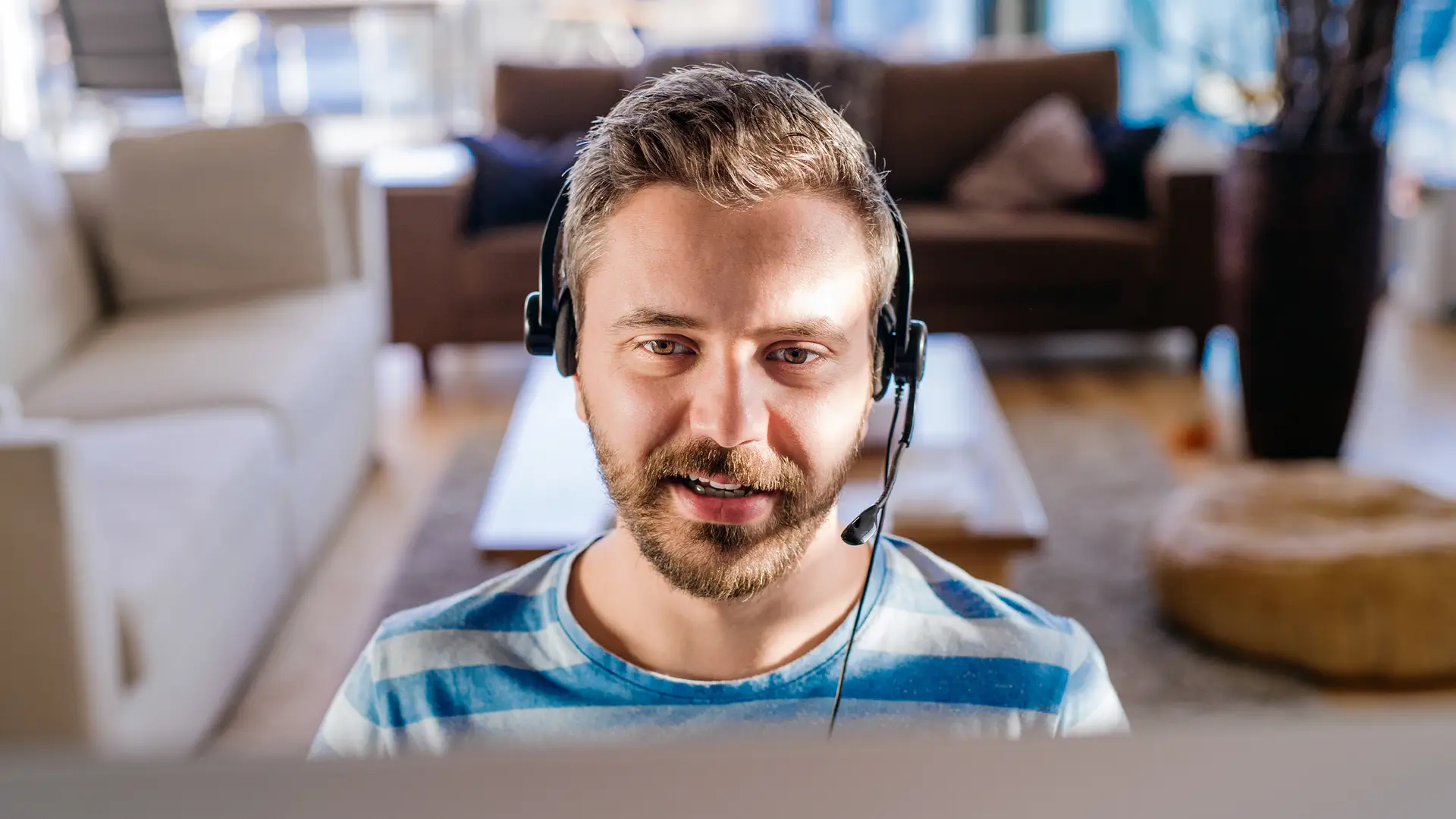 Teleoperador trabajando desde casa en la computadora representa clientes área usuario Teleoperador trabajando desde casa en la computadora representa clientes área usuario