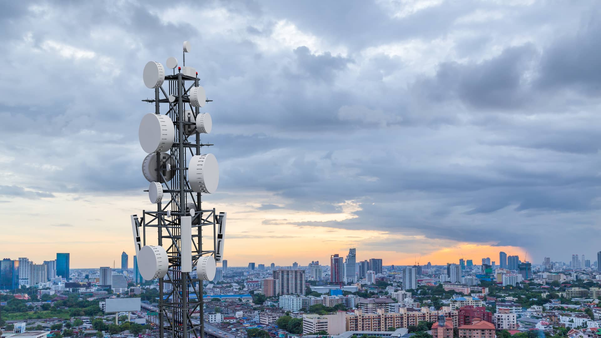 Antena de telecomunicaciones que ofrecen cobertura 5G como la de Digi Mobil