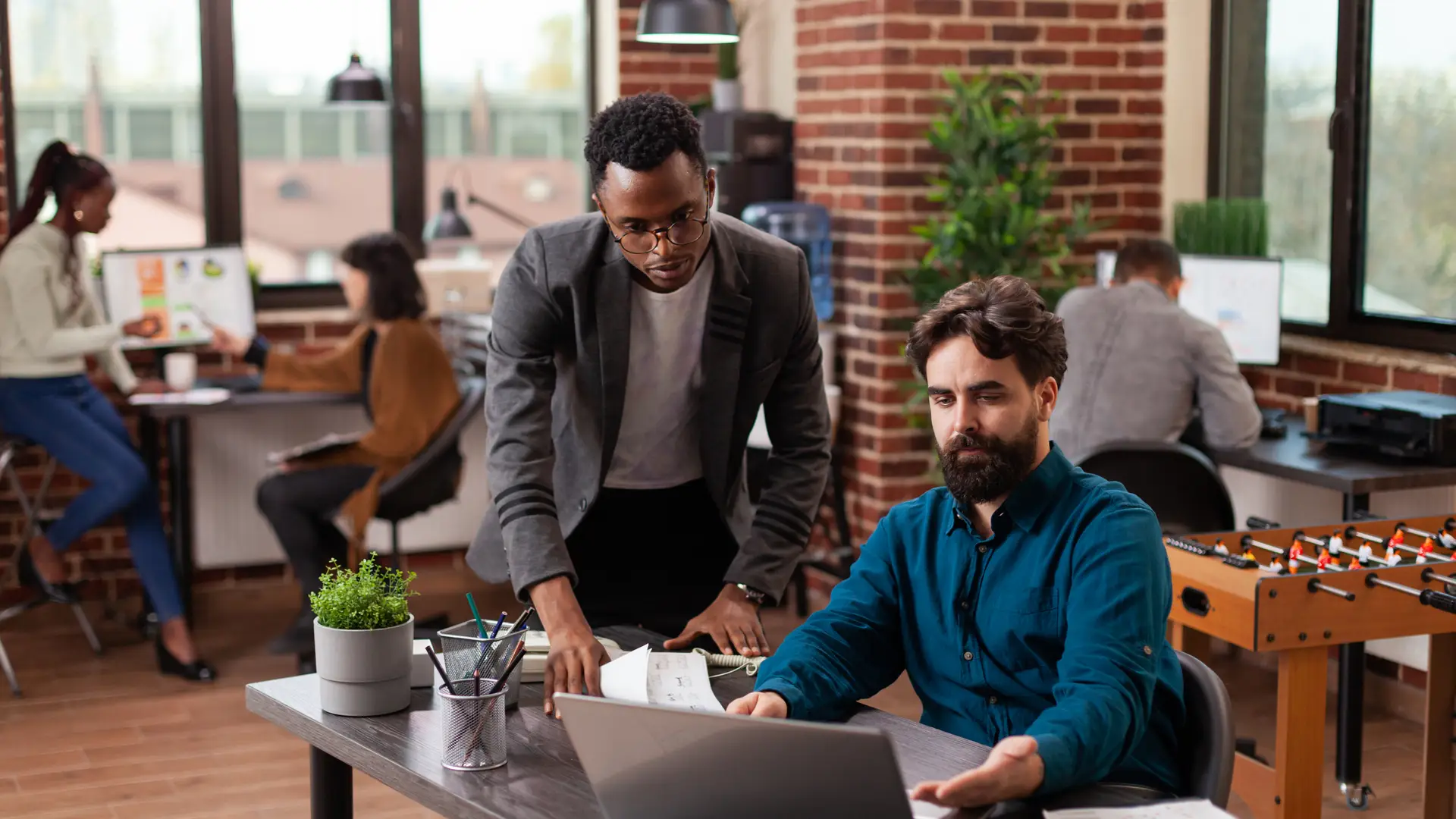 Pequeña oficina creativa que podría aprovecharse de las tarifas de Digi Mobil para empresas en el futuro Pequeña oficina creativa que podría aprovecharse de las tarifas de Digi Mobil para empresas en el futuro