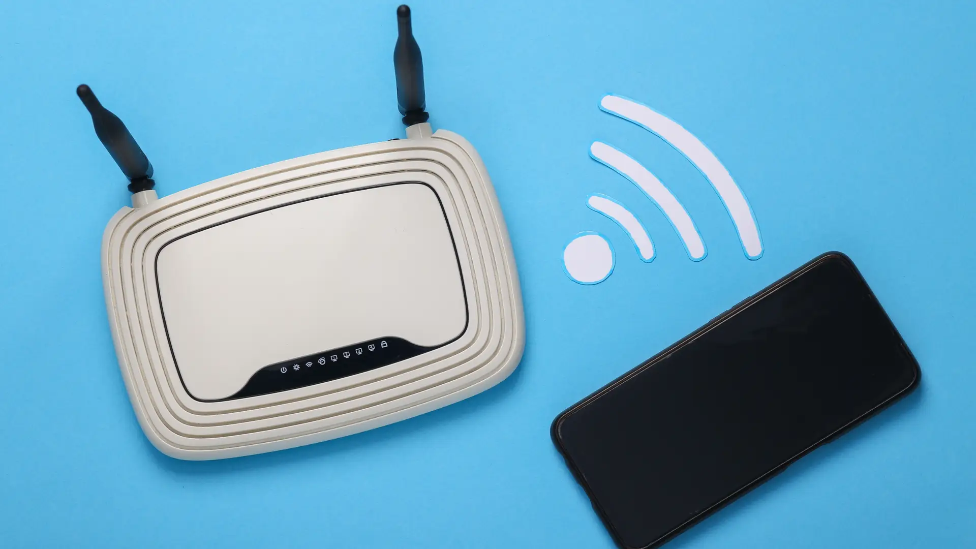 Router de wifi de digimobil en un fondo azul junto a un teléfono movil y el icono del wifi Router de wifi de digimobil en un fondo azul junto a un teléfono movil y el icono del wifi