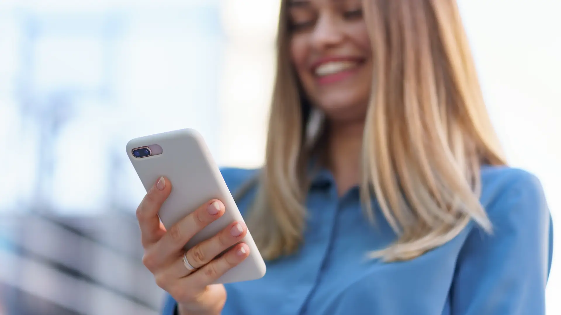 Mujer sonríe tras descubrir como activar el buzón de voz en su móvil de conttrato Digi Mobil Mujer sonríe tras descubrir como activar el buzón de voz en su móvil de conttrato Digi Mobil