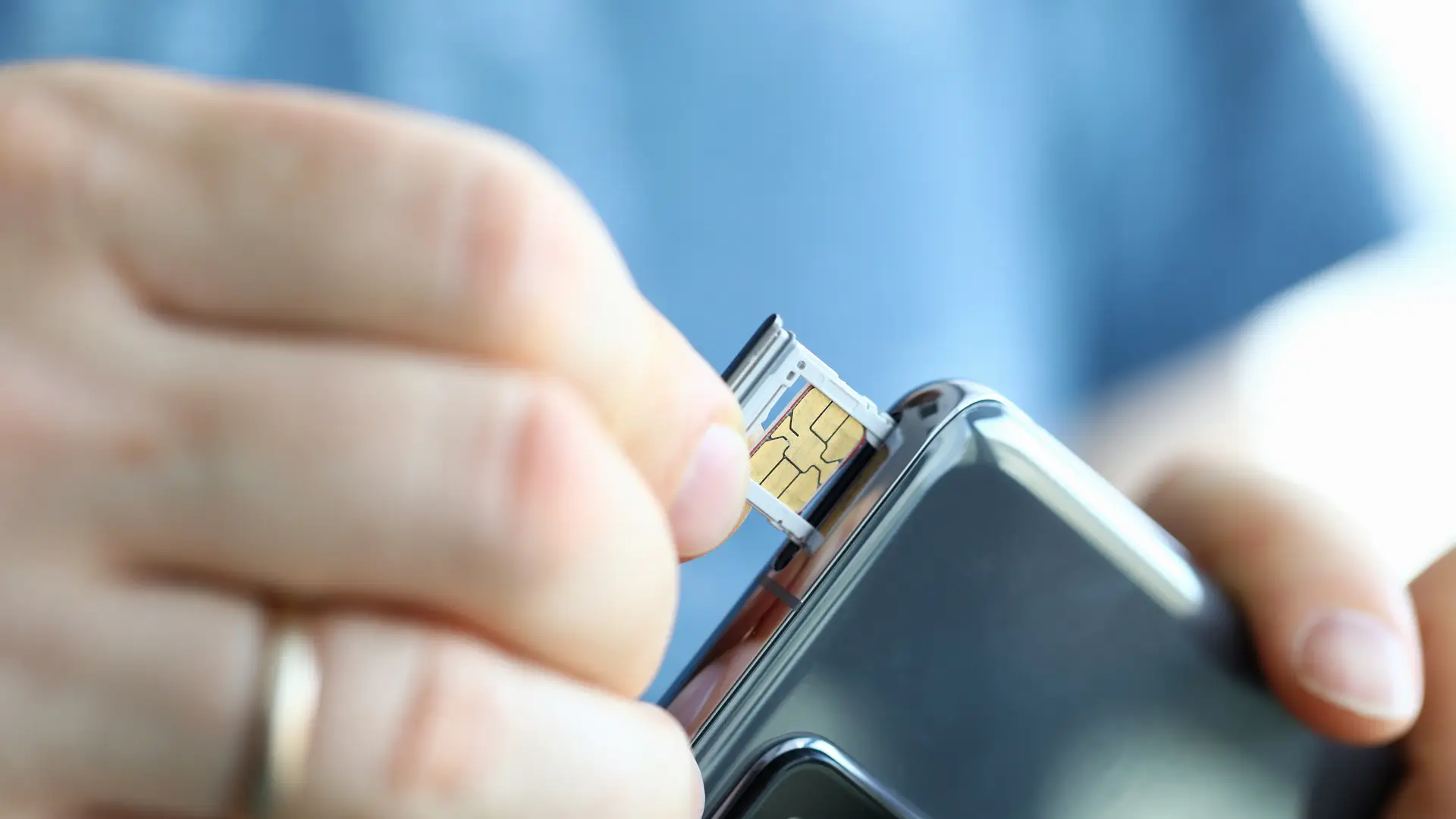 Hombre coloca su nueva tarjeta SIM en su móvil tras conseguir un duplicado con su empresa Digi Mobil Hombre coloca su nueva tarjeta SIM en su móvil tras conseguir un duplicado con su empresa Digi Mobil