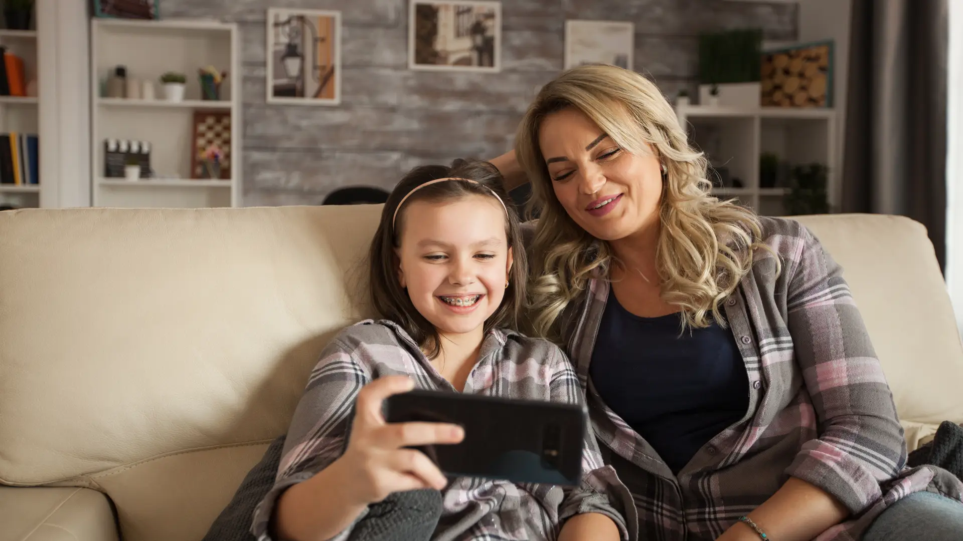 Madre e hija se hacen un selfie para celebrar la línea adicional de telefonía que ha contratado para su hija con Digi Mobil Madre e hija se hacen un selfie para celebrar la línea adicional de telefonía que ha contratado para su hija con Digi Mobil