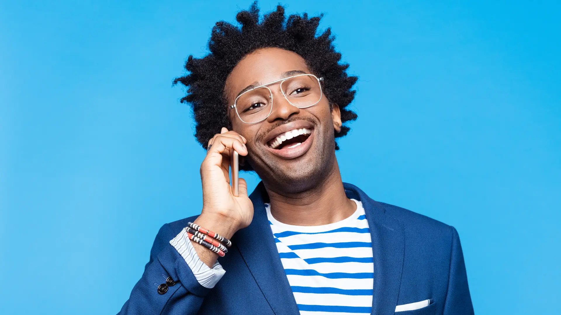 Hombre alegre hablando por teléfono representa tarifas móvil digimobil