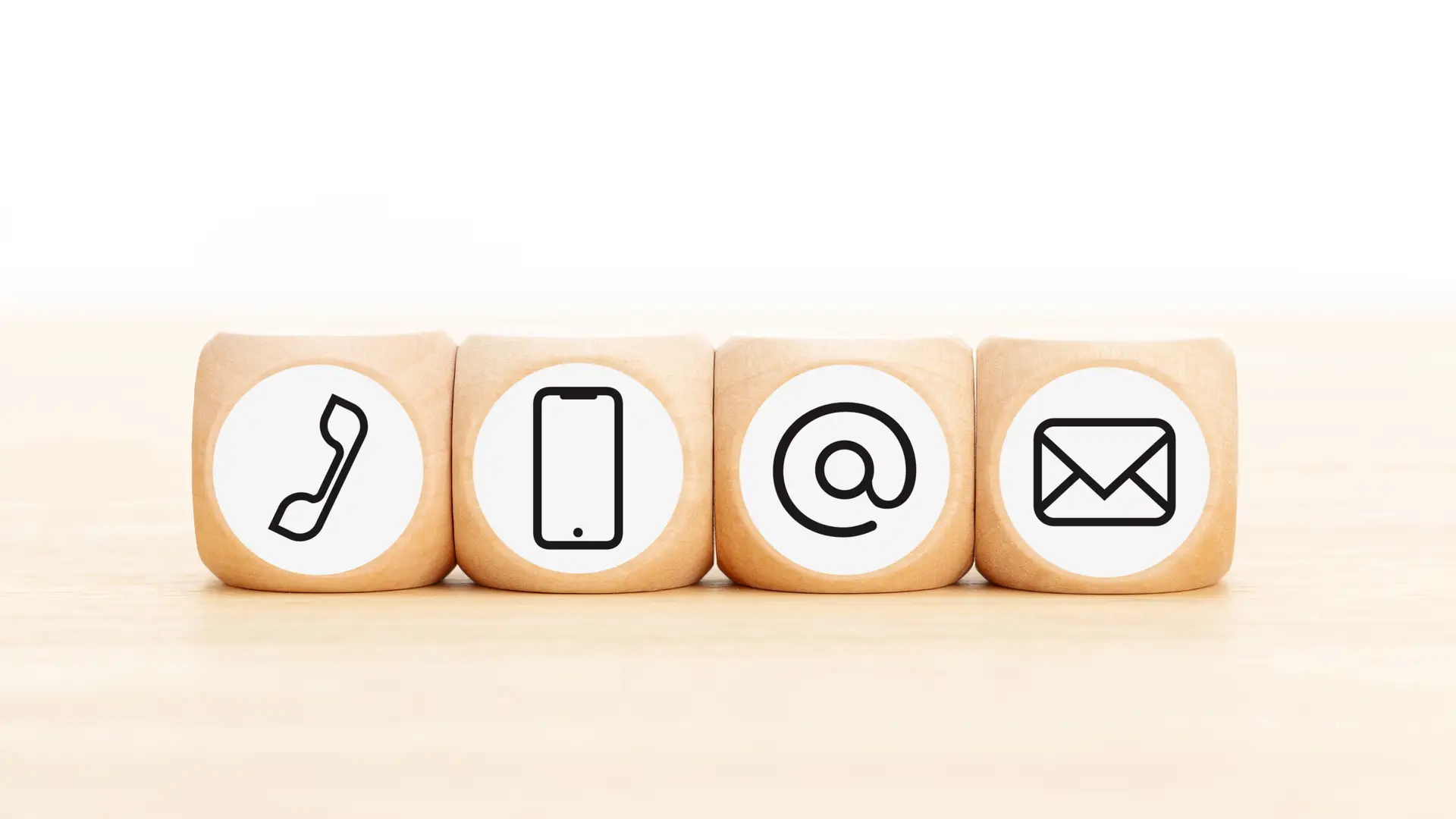 Iconos físicos de telefonía e internet representan el área cliente del operador suop Iconos físicos de telefonía e internet representan el área cliente del operador suop