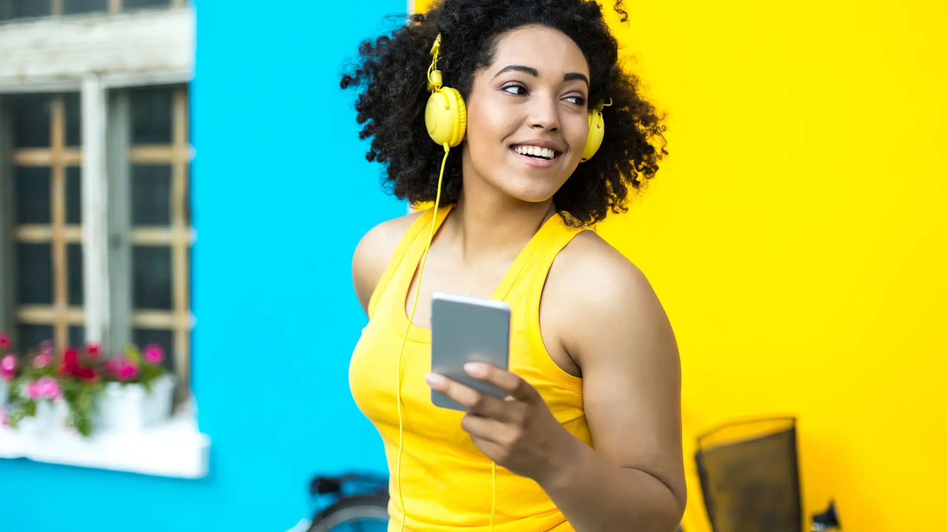 Mujer comparando tarifas embou mientras escucha música Mujer comparando tarifas embou mientras escucha música